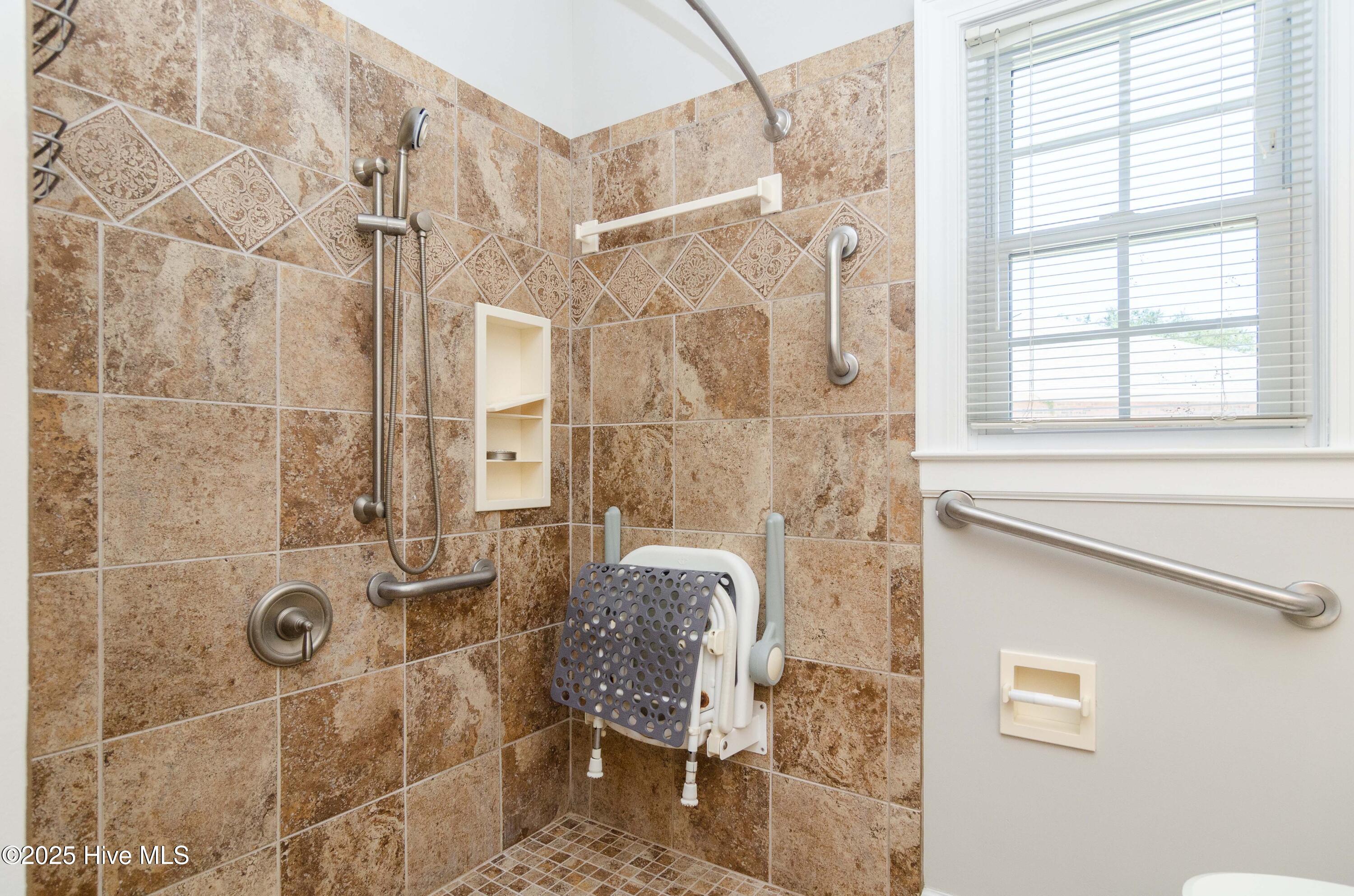 100516965 | Photo 28