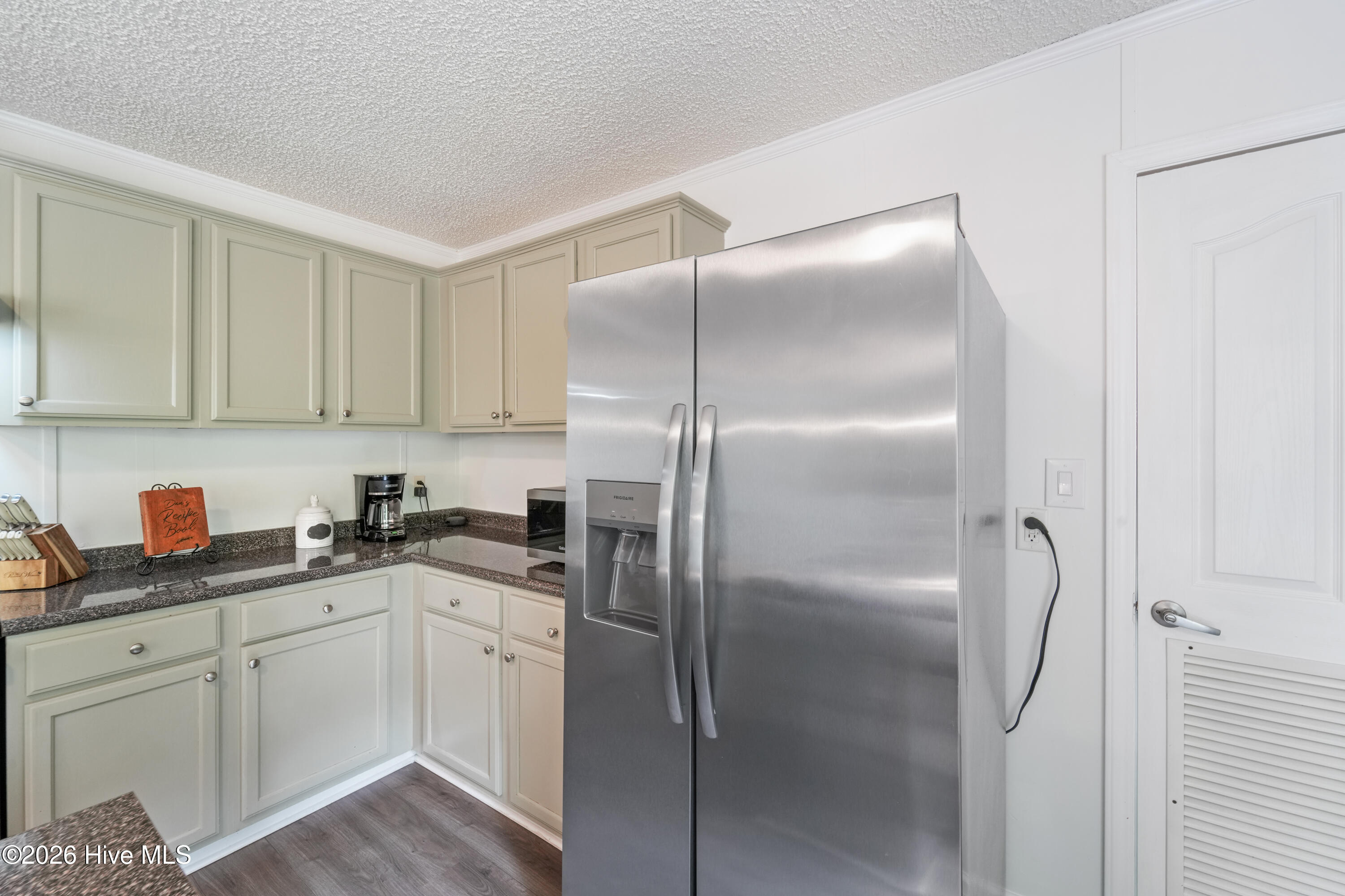 100570687 | Photo 27