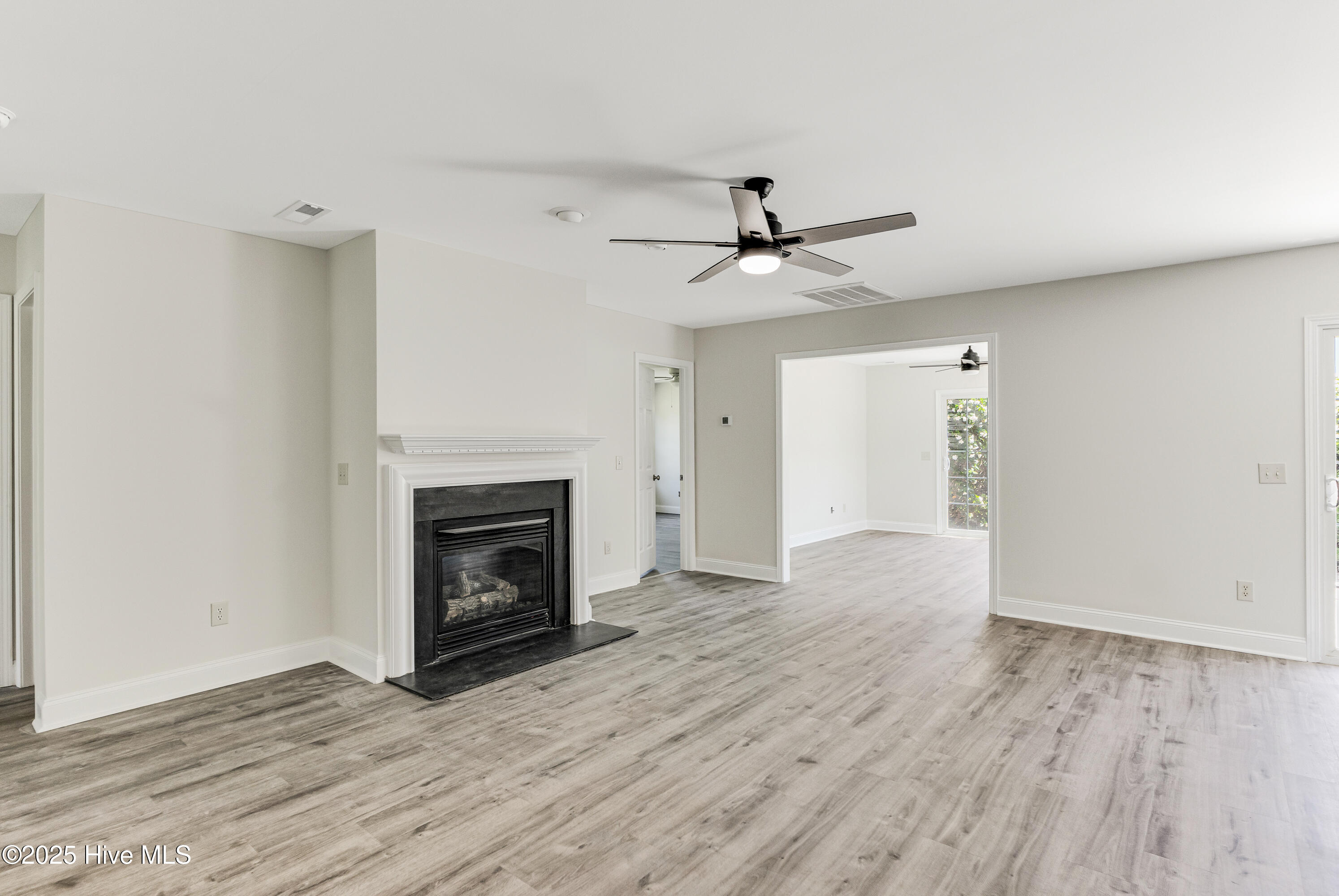 100563033 | Photo 11