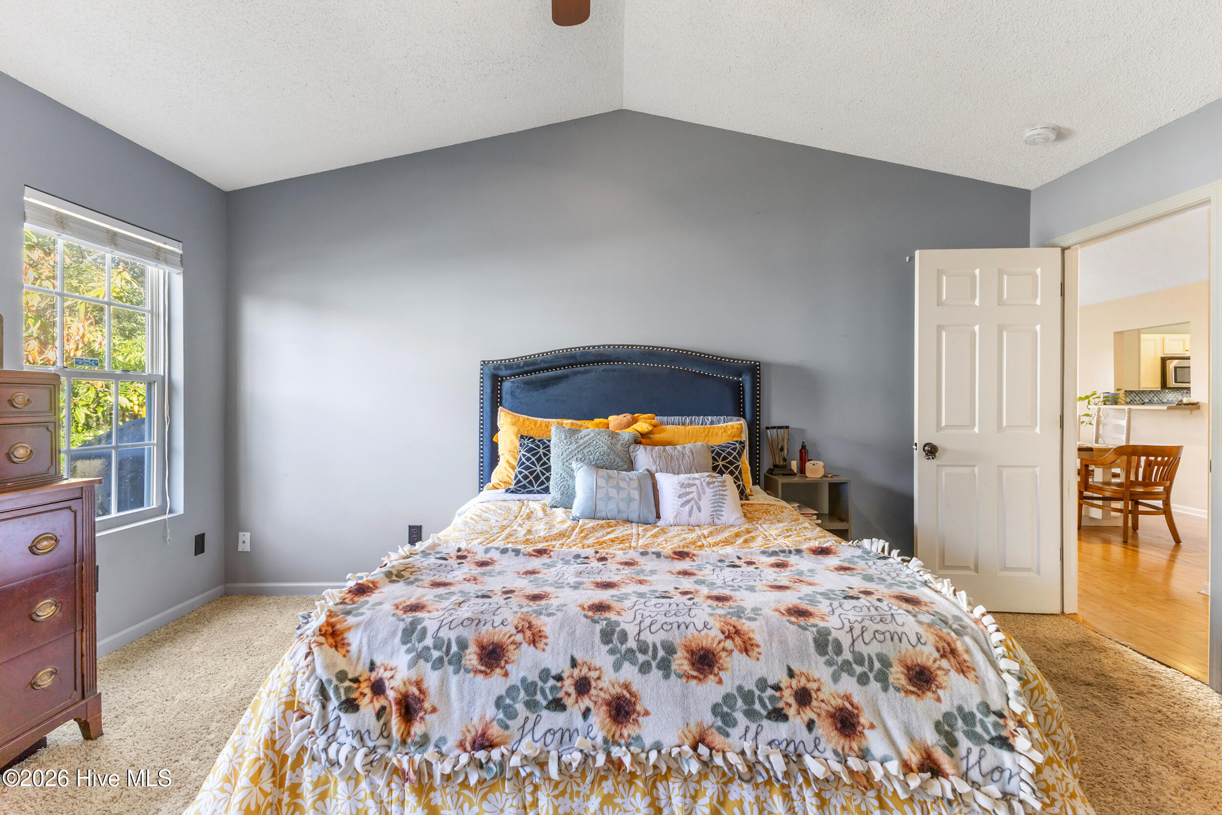 100549316 | Photo 12