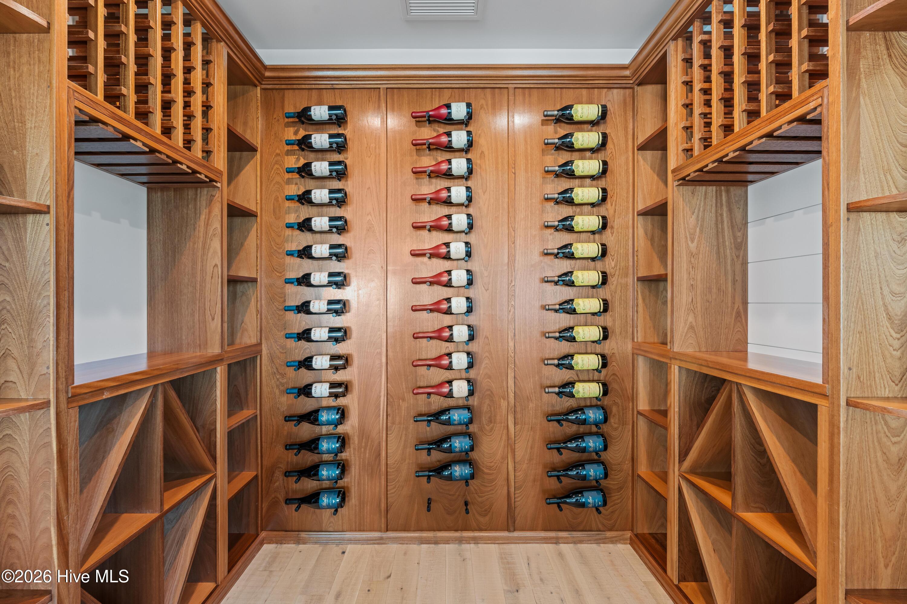 100558368 | Photo 25