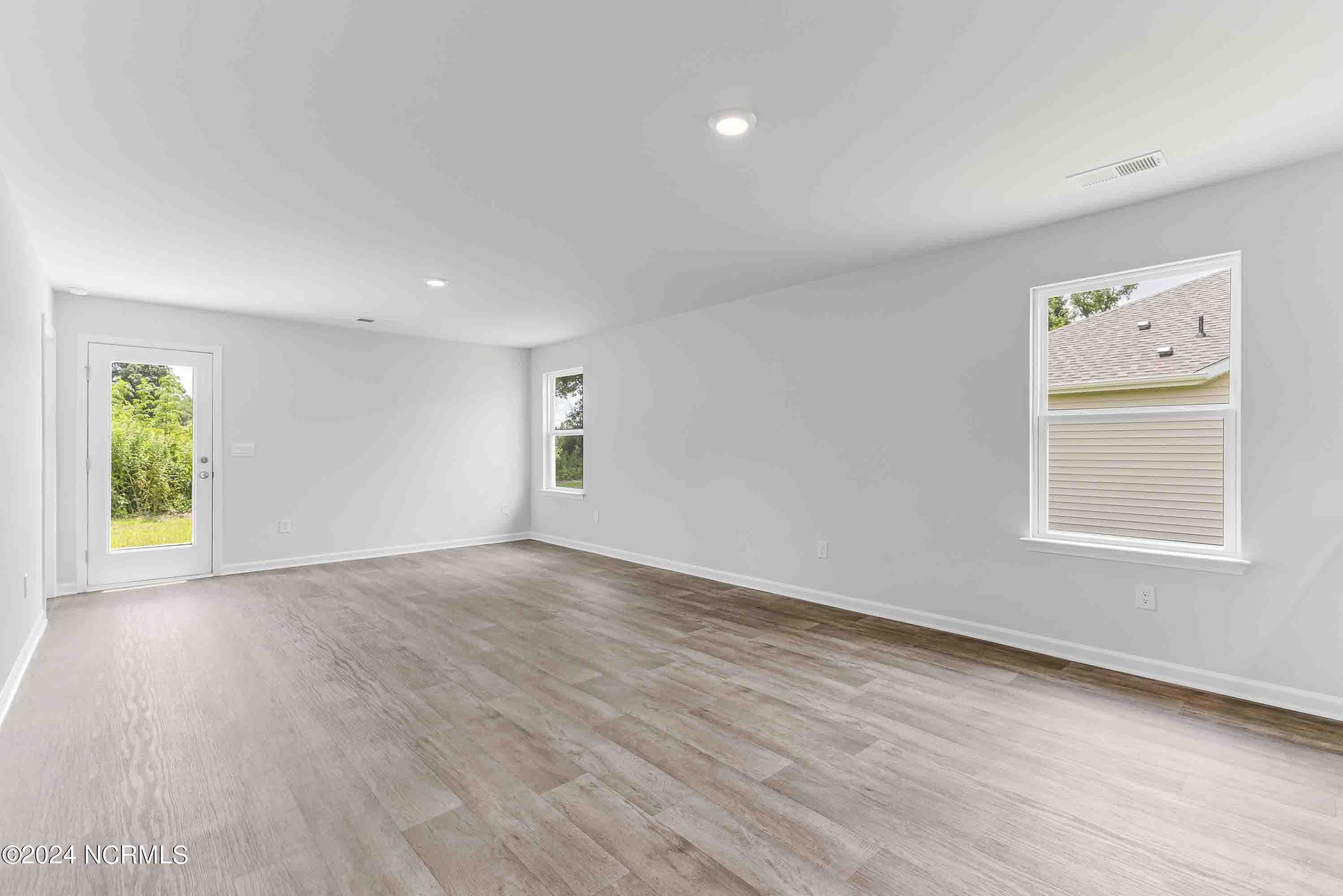 100533659 | Photo 13