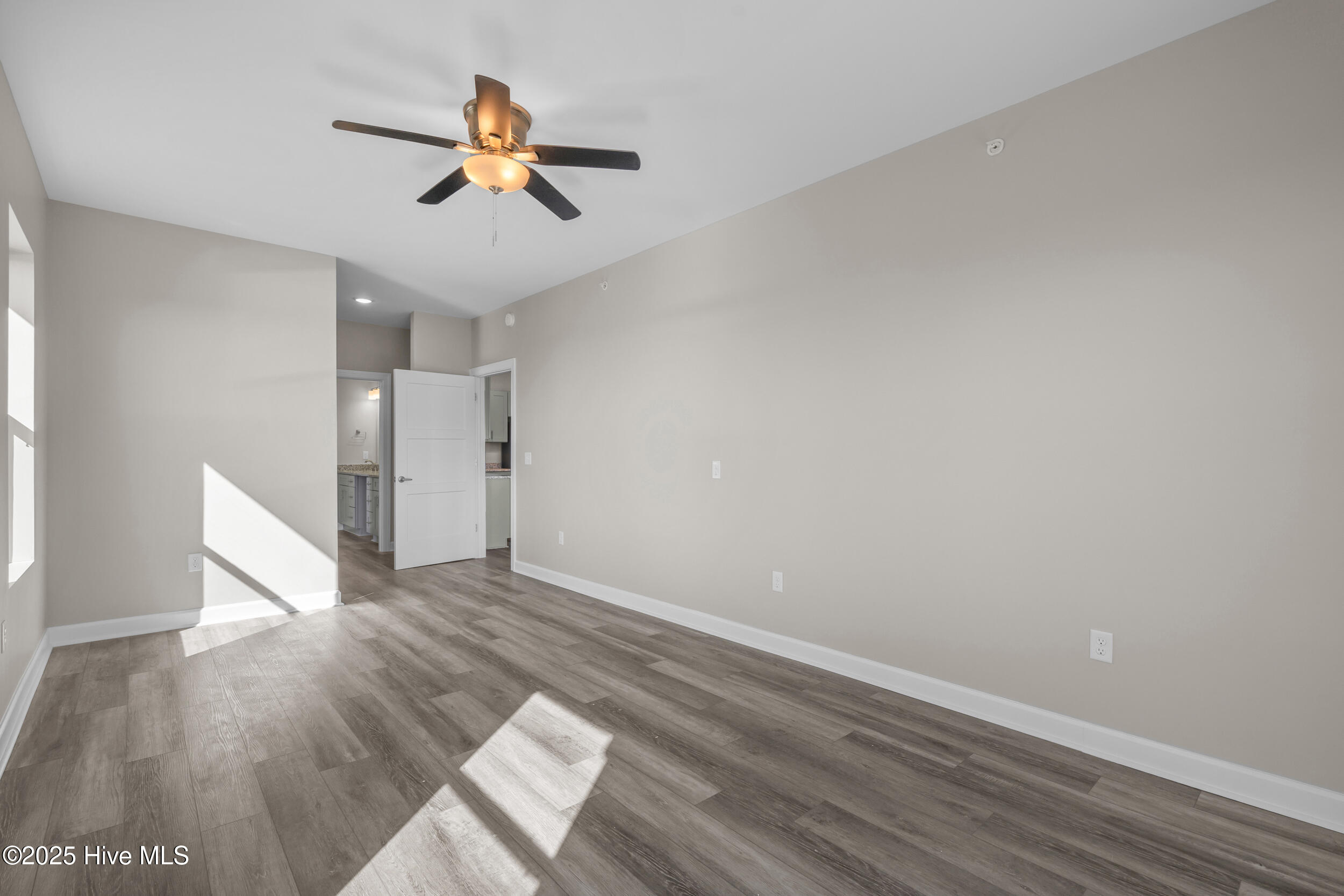 100539009 | Photo 23