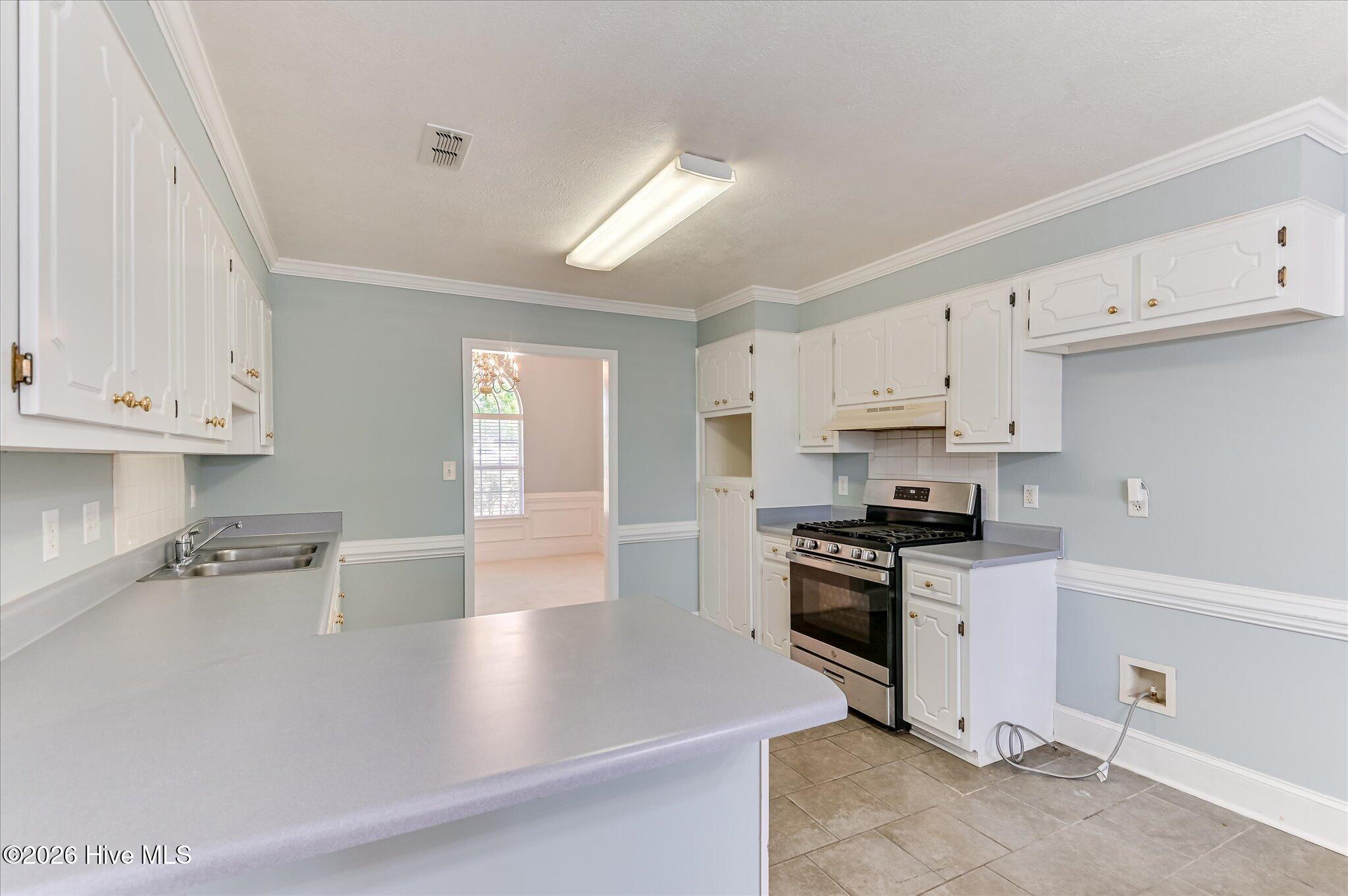Kitchen with lots of couter space