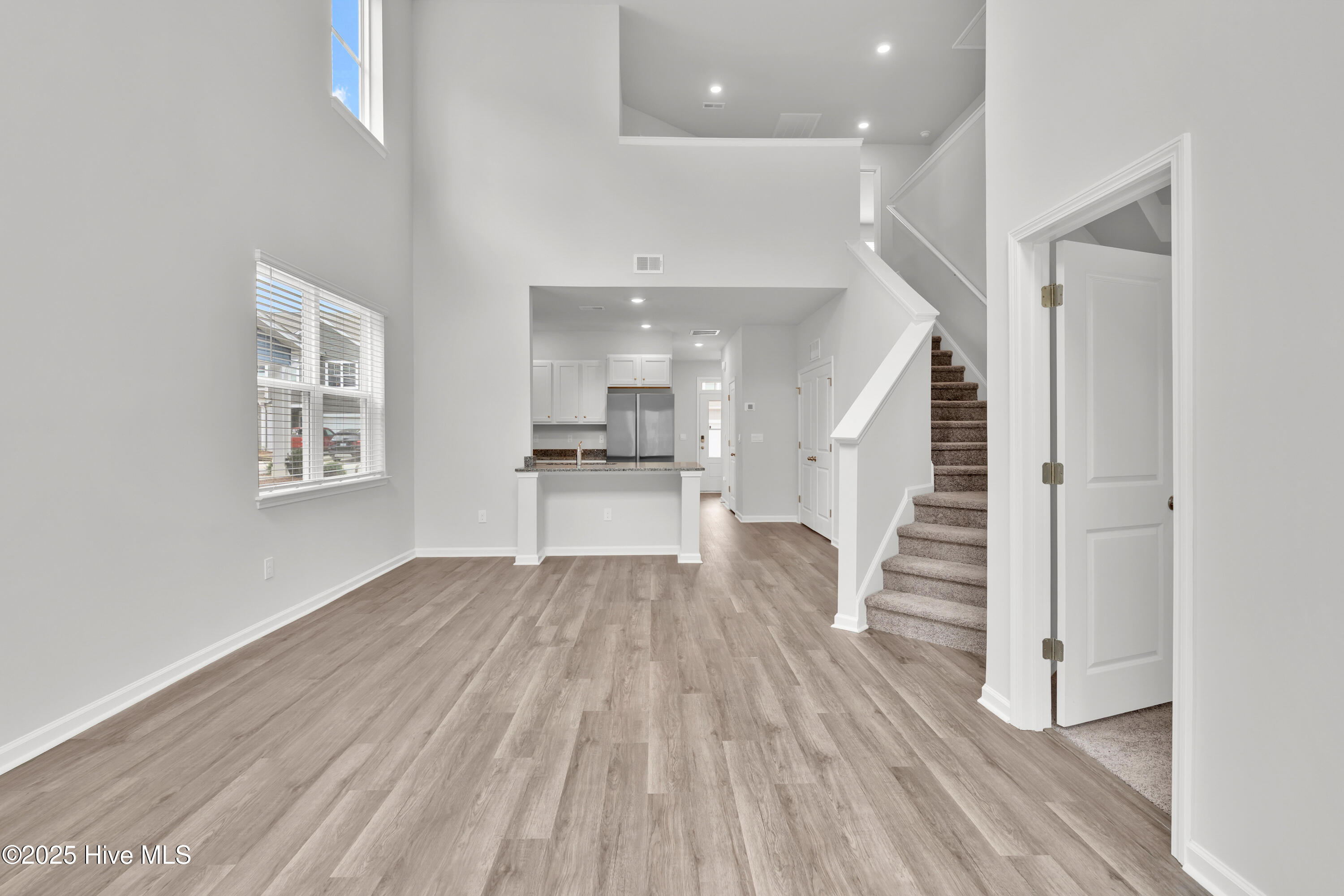 100522330 | Photo 12