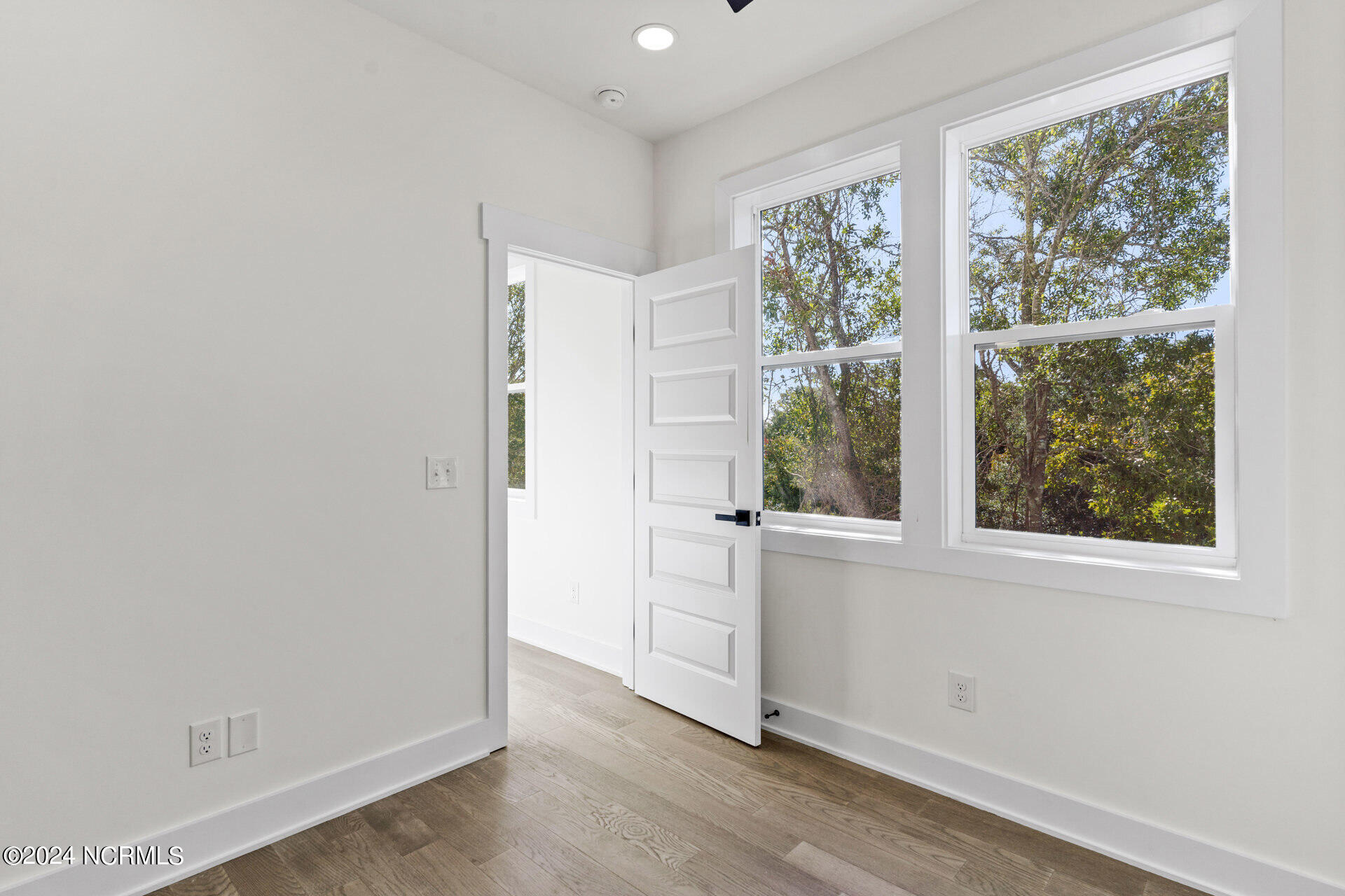 100549617 | Photo 23