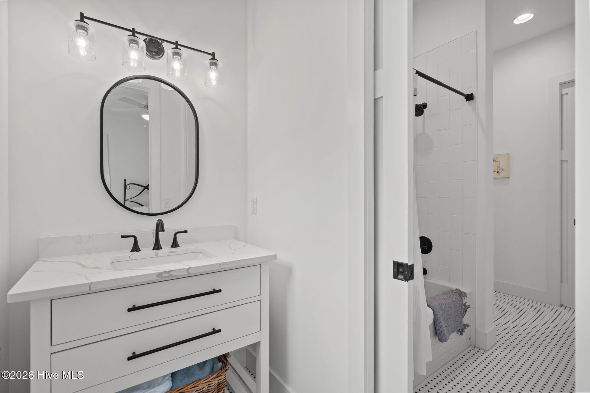 100566934 | Photo 49