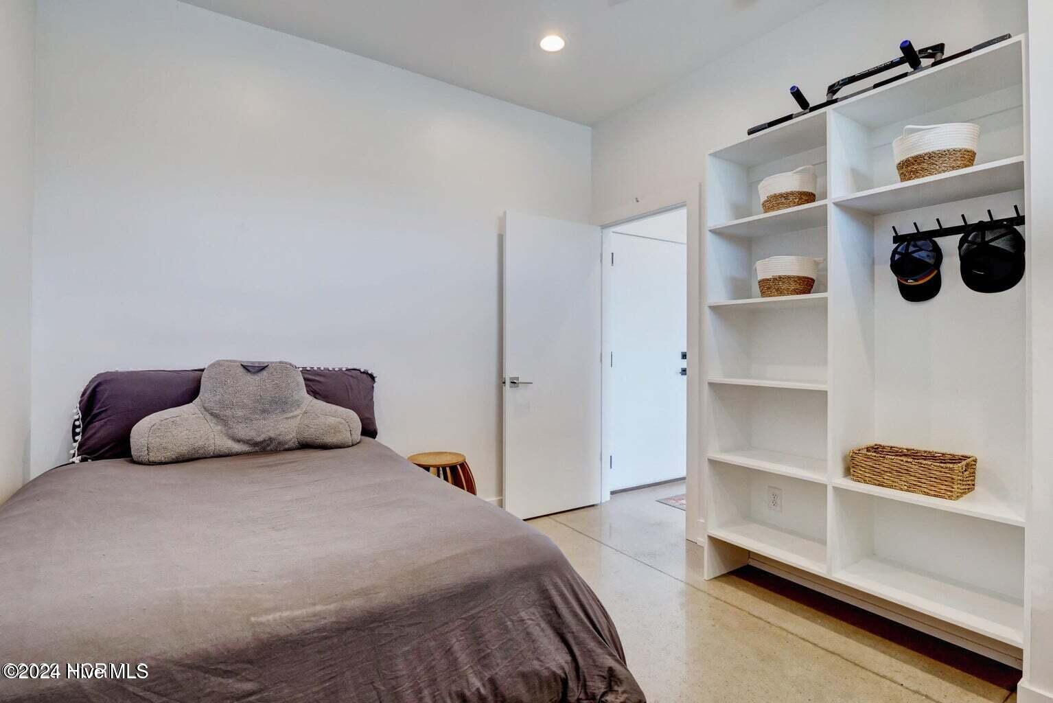 100548668 | Photo 24