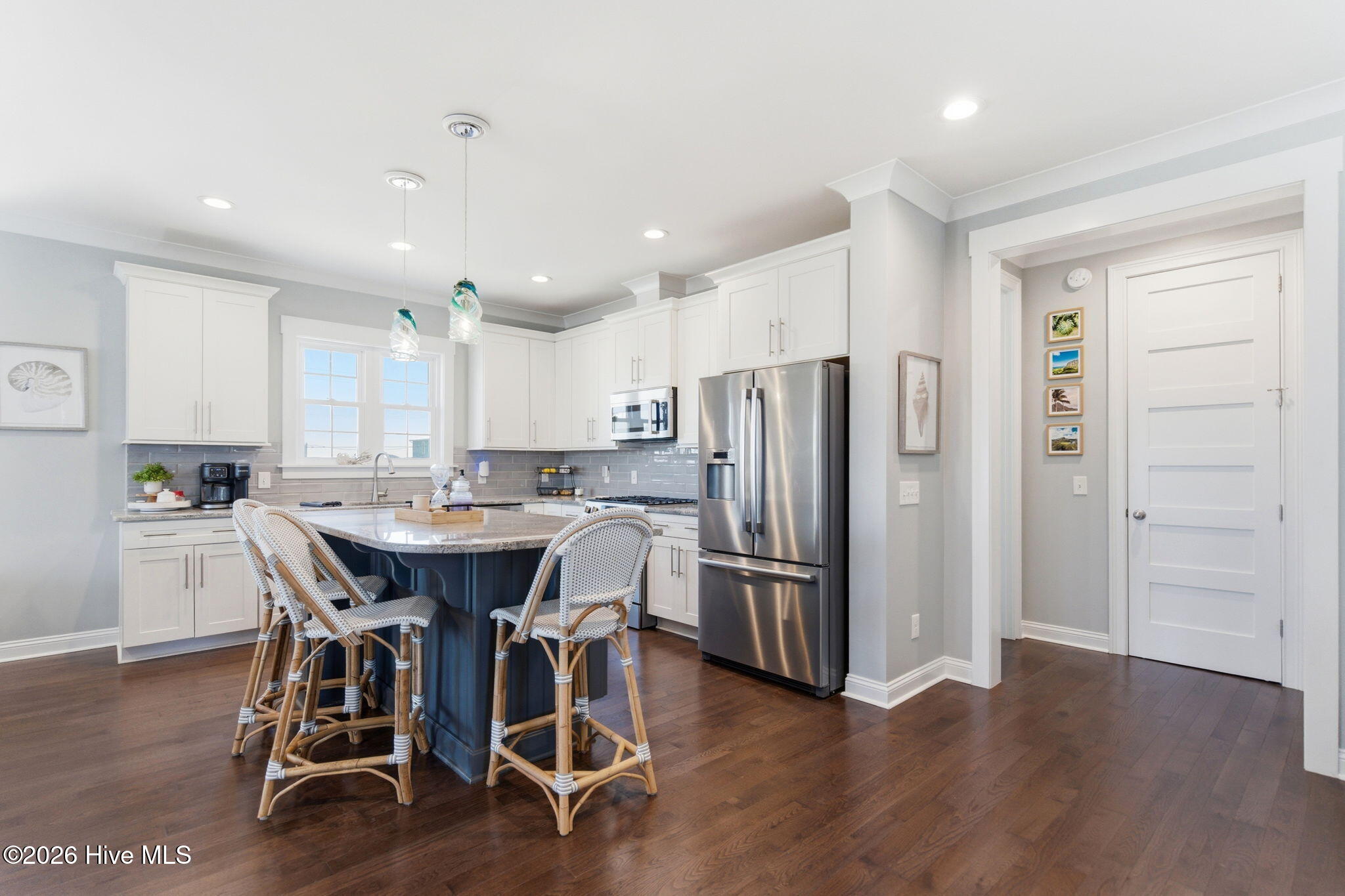 100570056 | Photo 11