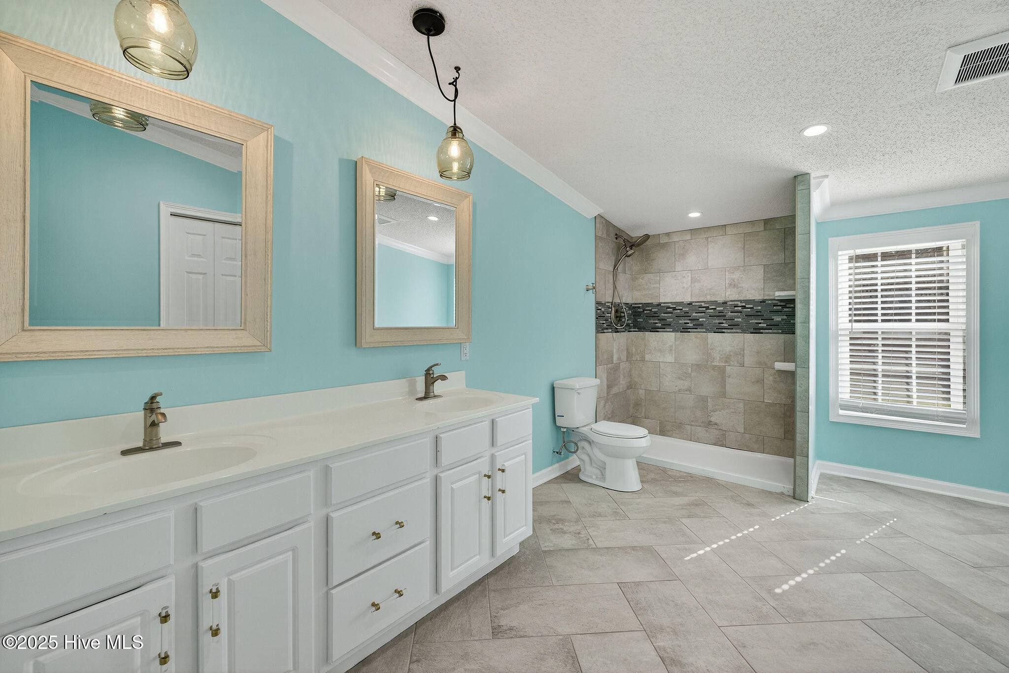 100540799 | Photo 25