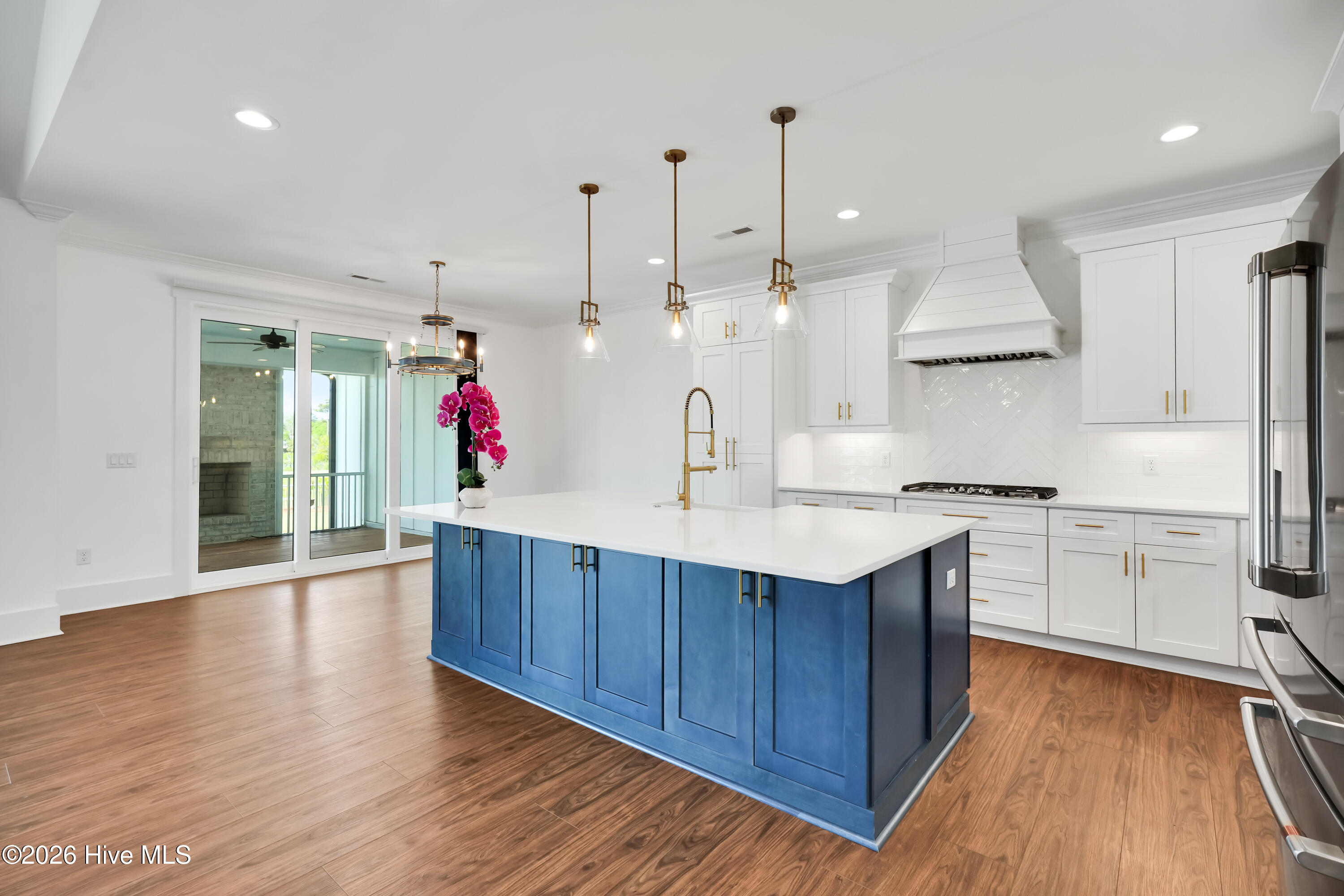 100567914 | Photo 19