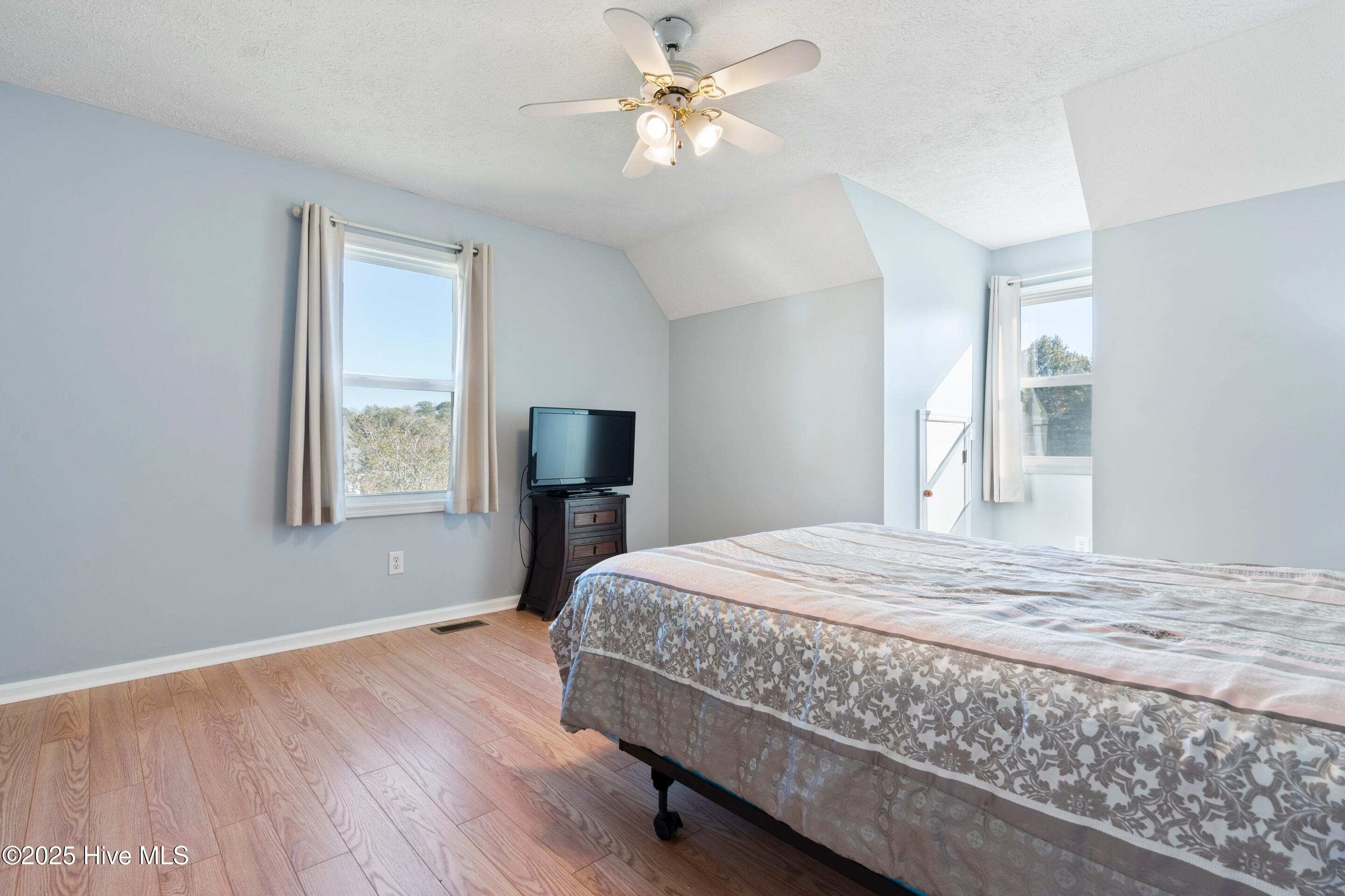 100535792 | Photo 44