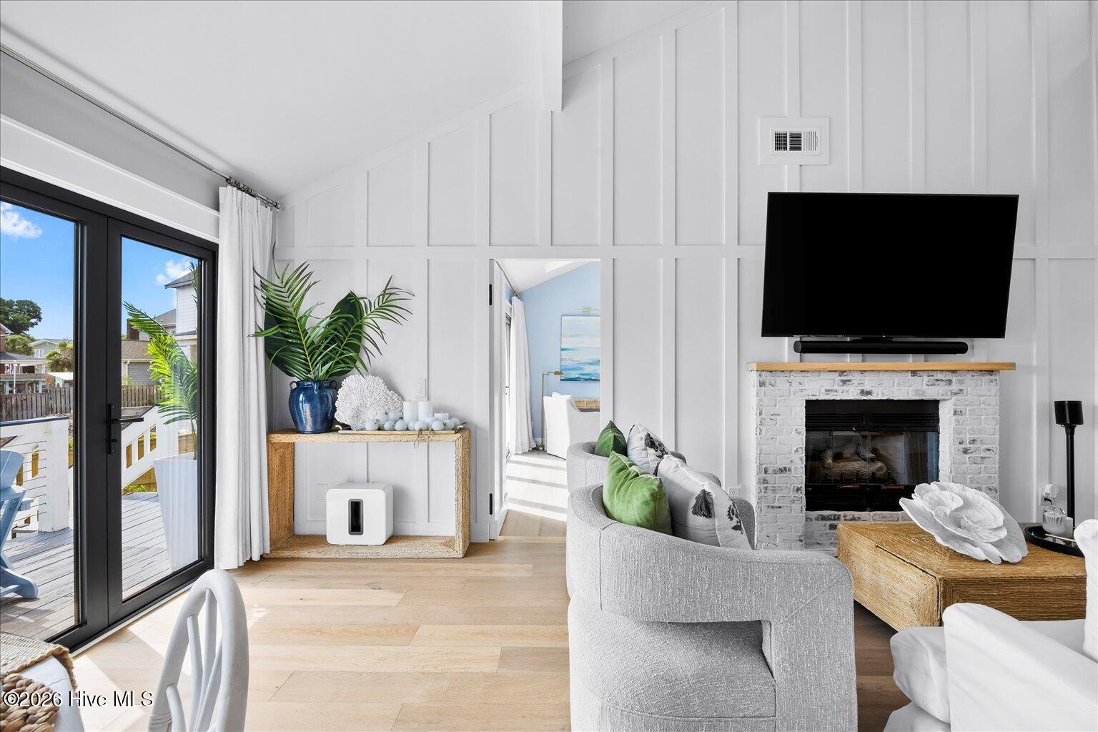 100548243 | Photo 16