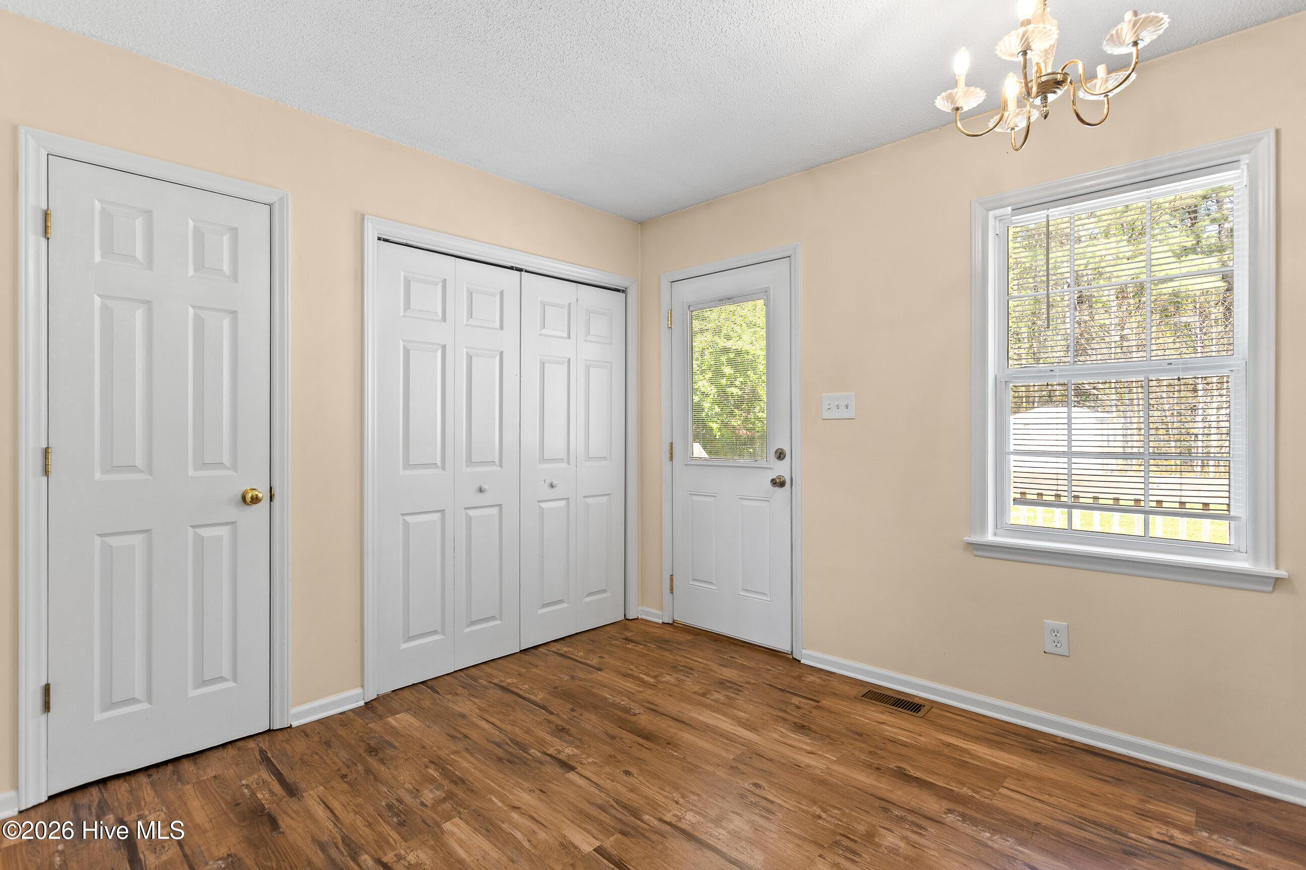 100565409 | Photo 12