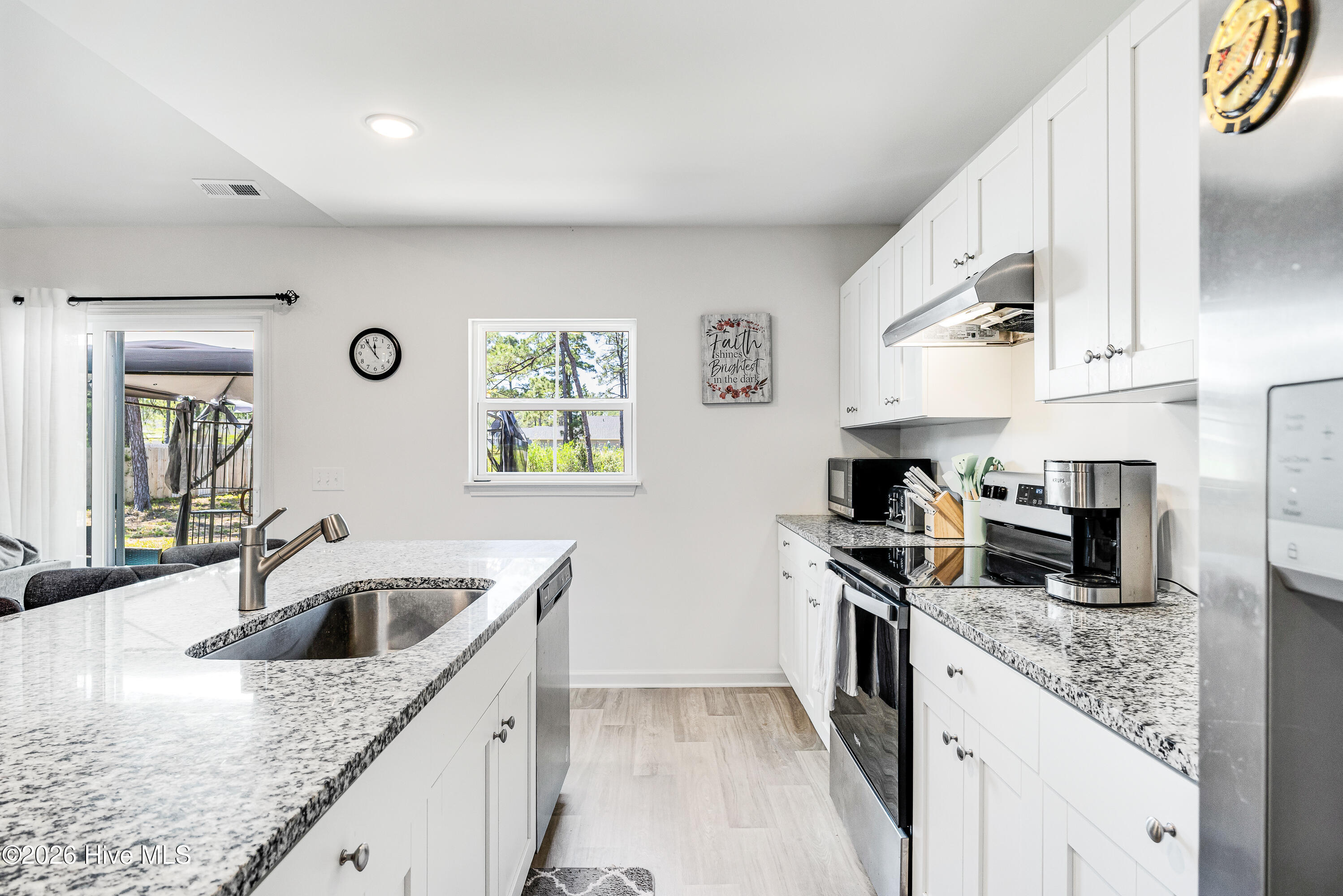 100567178 | Photo 11