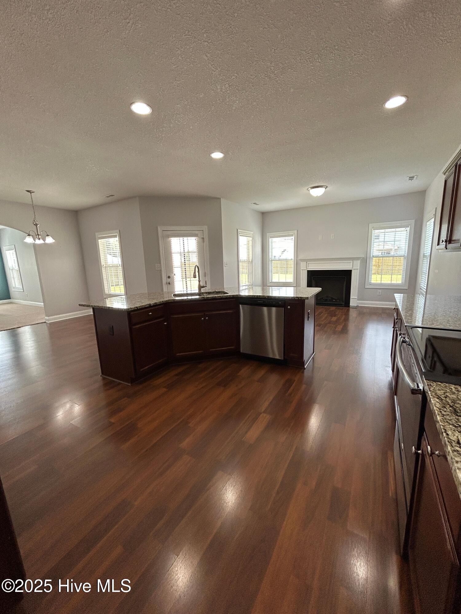 100528484 | Photo 14