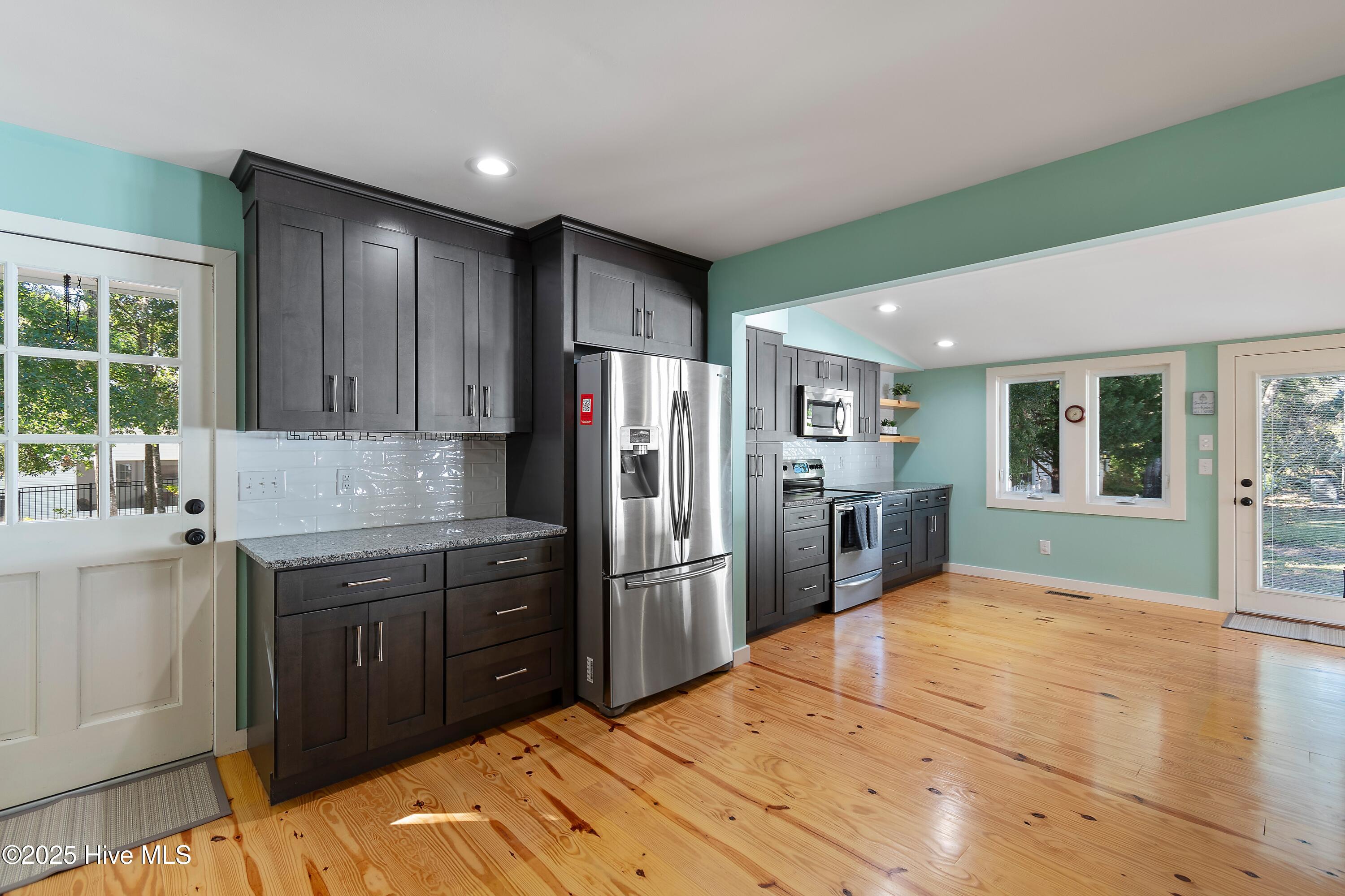 100537849 | Photo 23