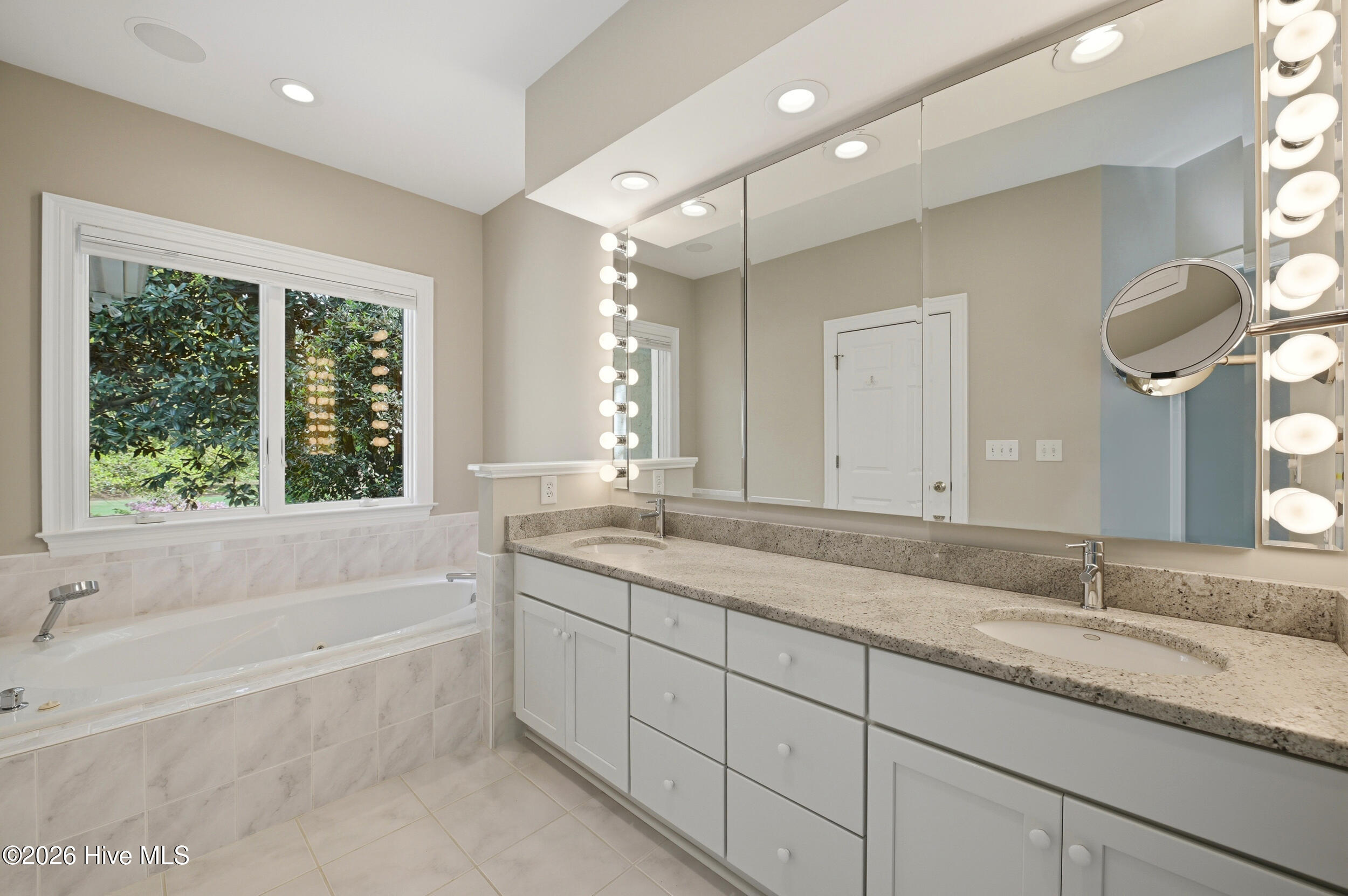 100566149 | Photo 26