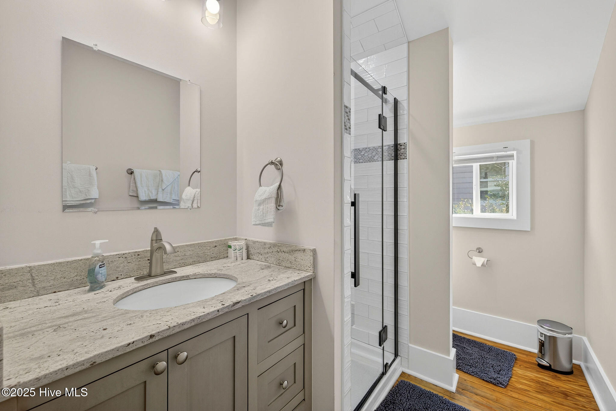 100543677 | Photo 35