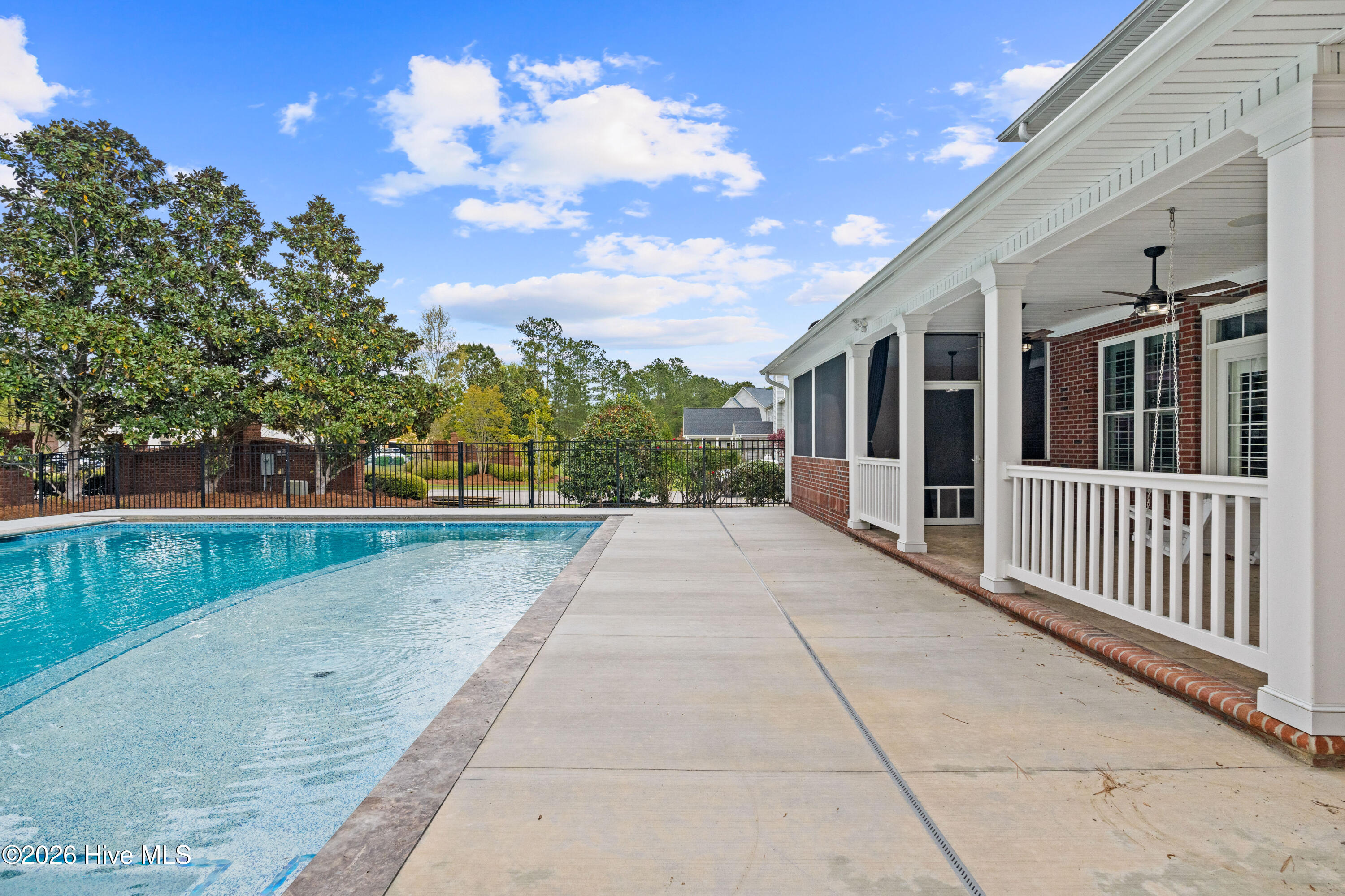 100565289 | Photo 71