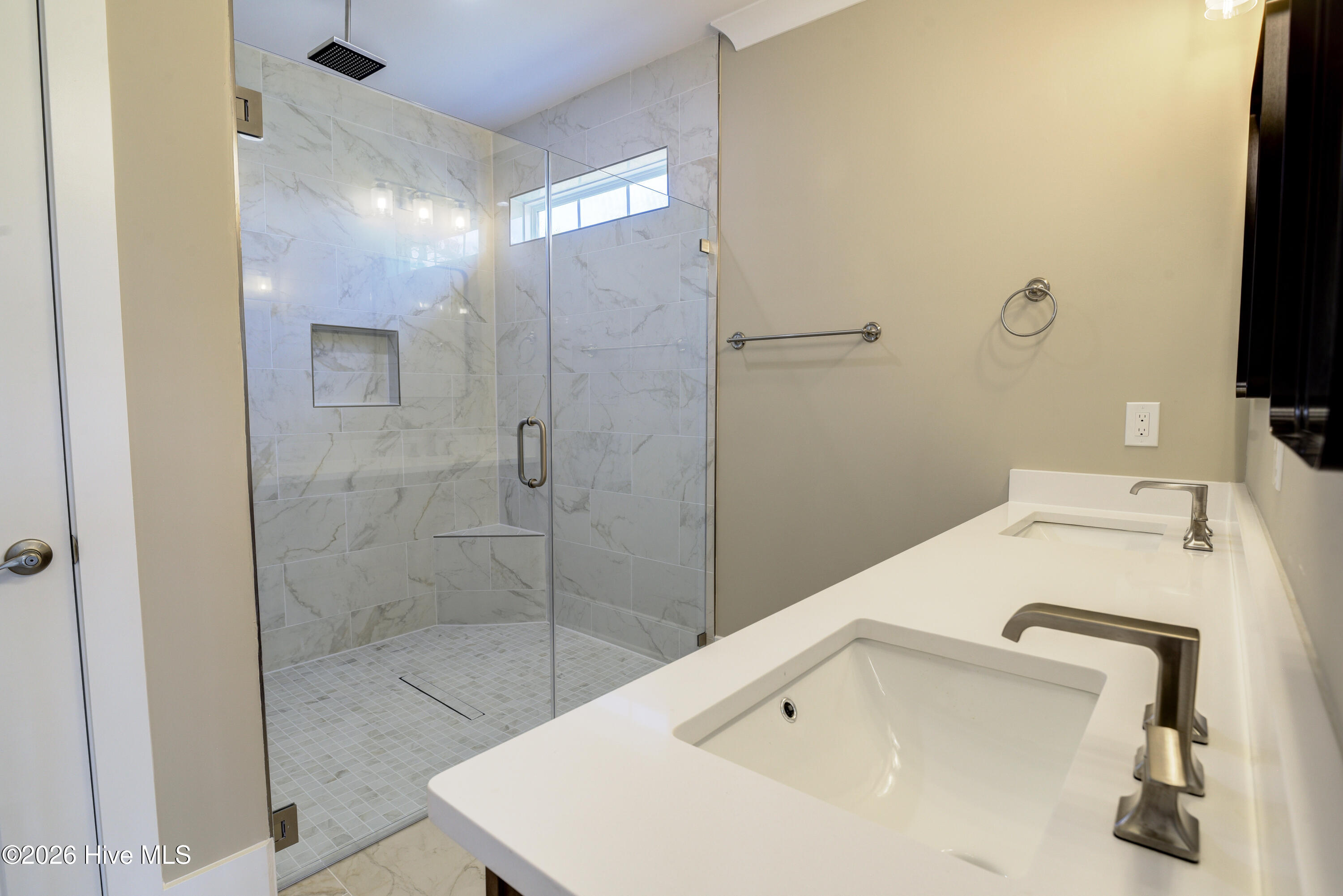 100541947 | Photo 33