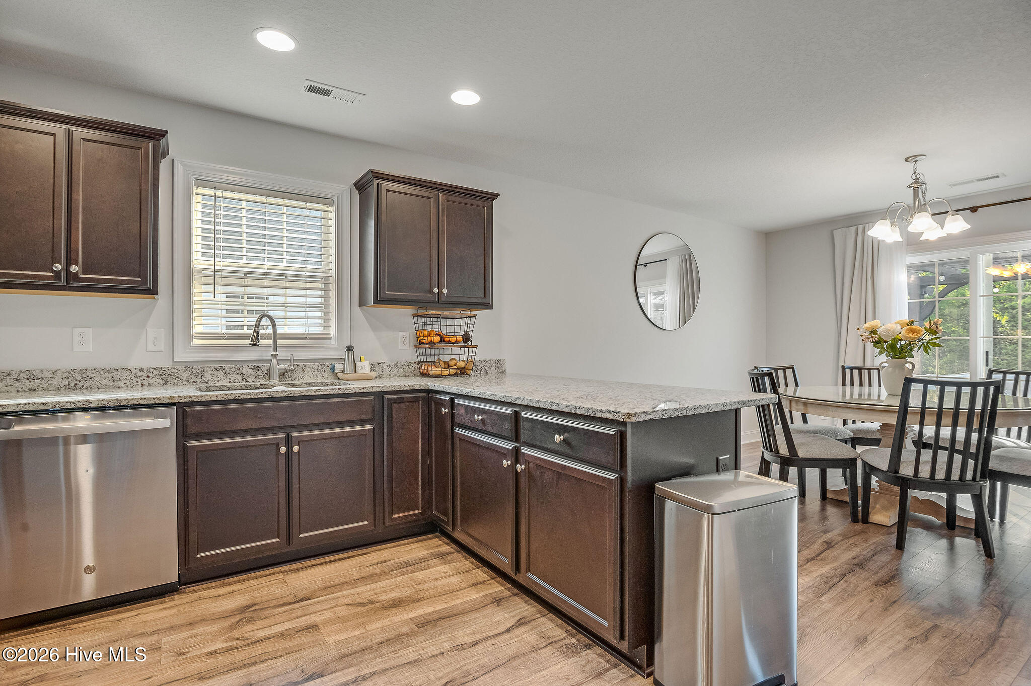 100568428 | Photo 17