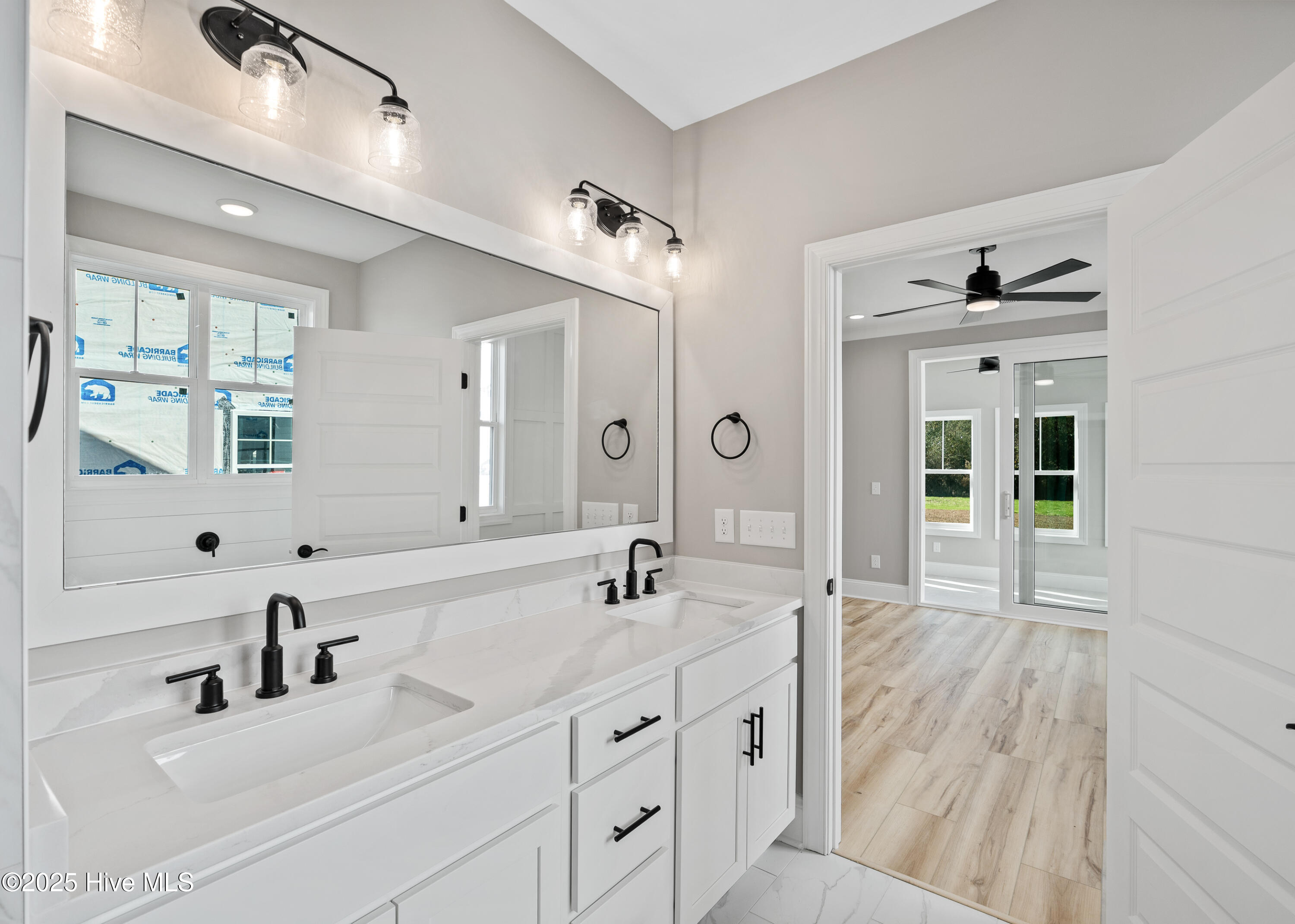 100537185 | Photo 21