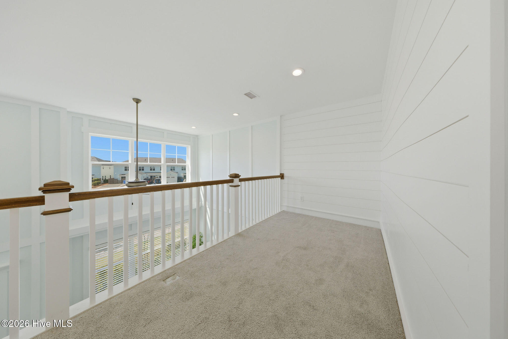 100569127 | Photo 24