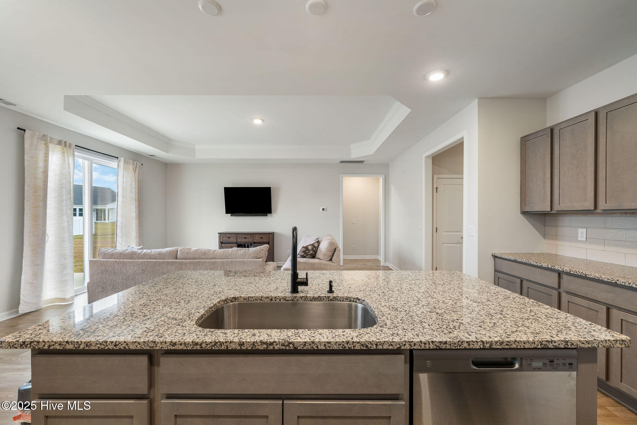 100542569 | Photo 23