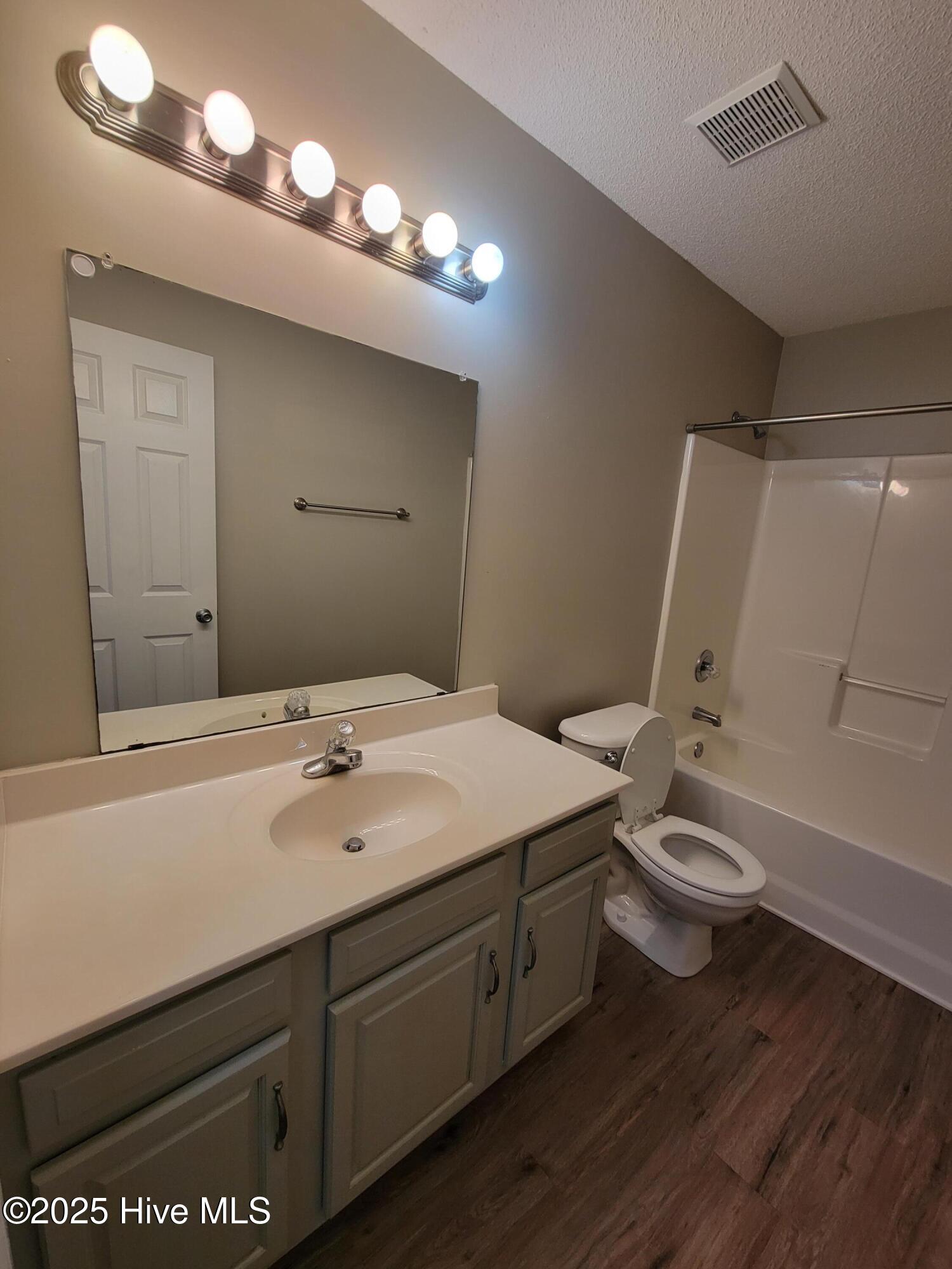 100547023 | Photo 25