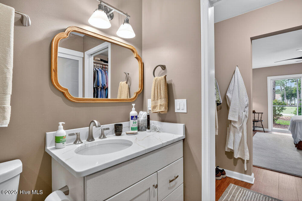 100526427 | Photo 16