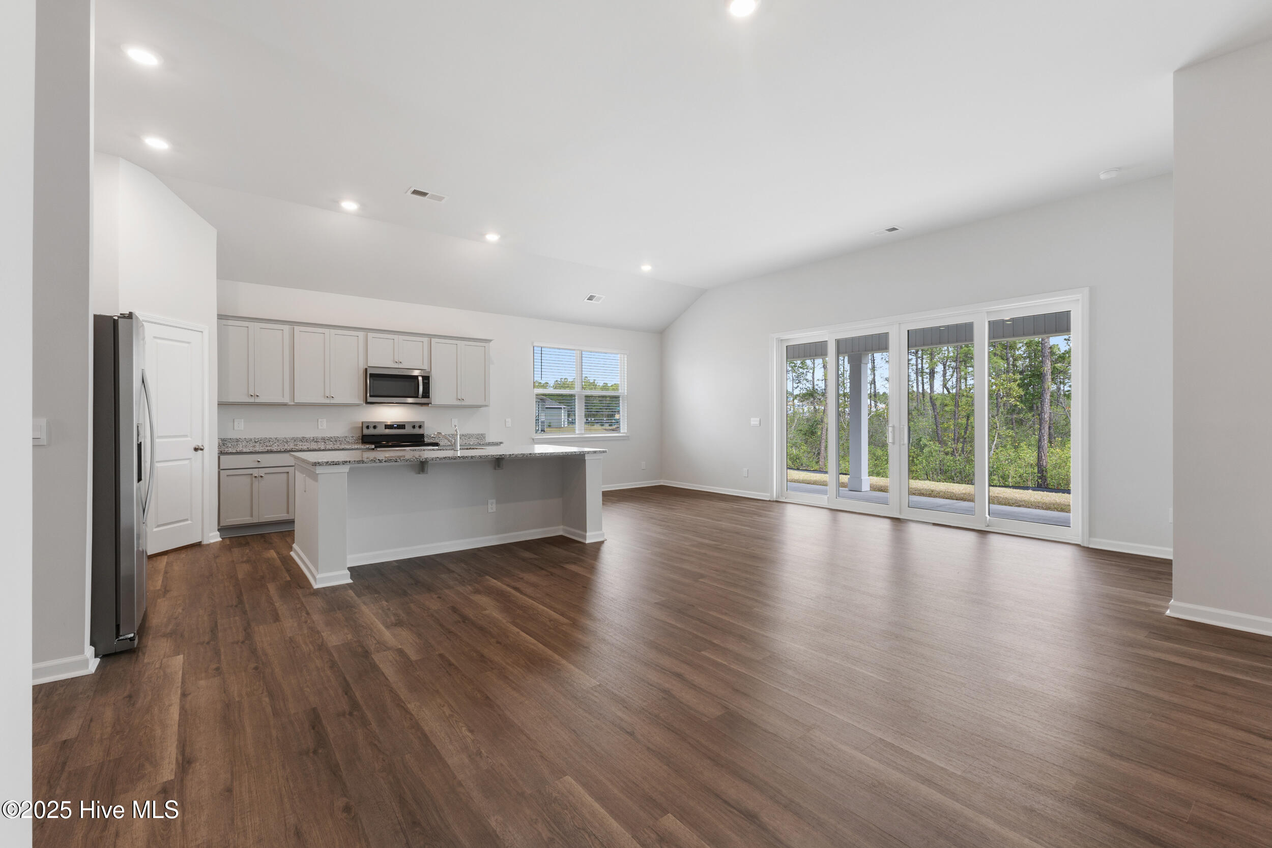 100562718 | Photo 10