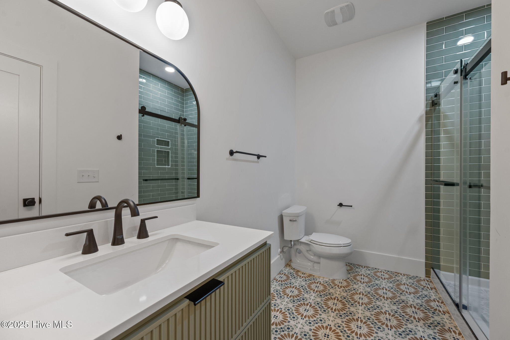 100547090 | Photo 55