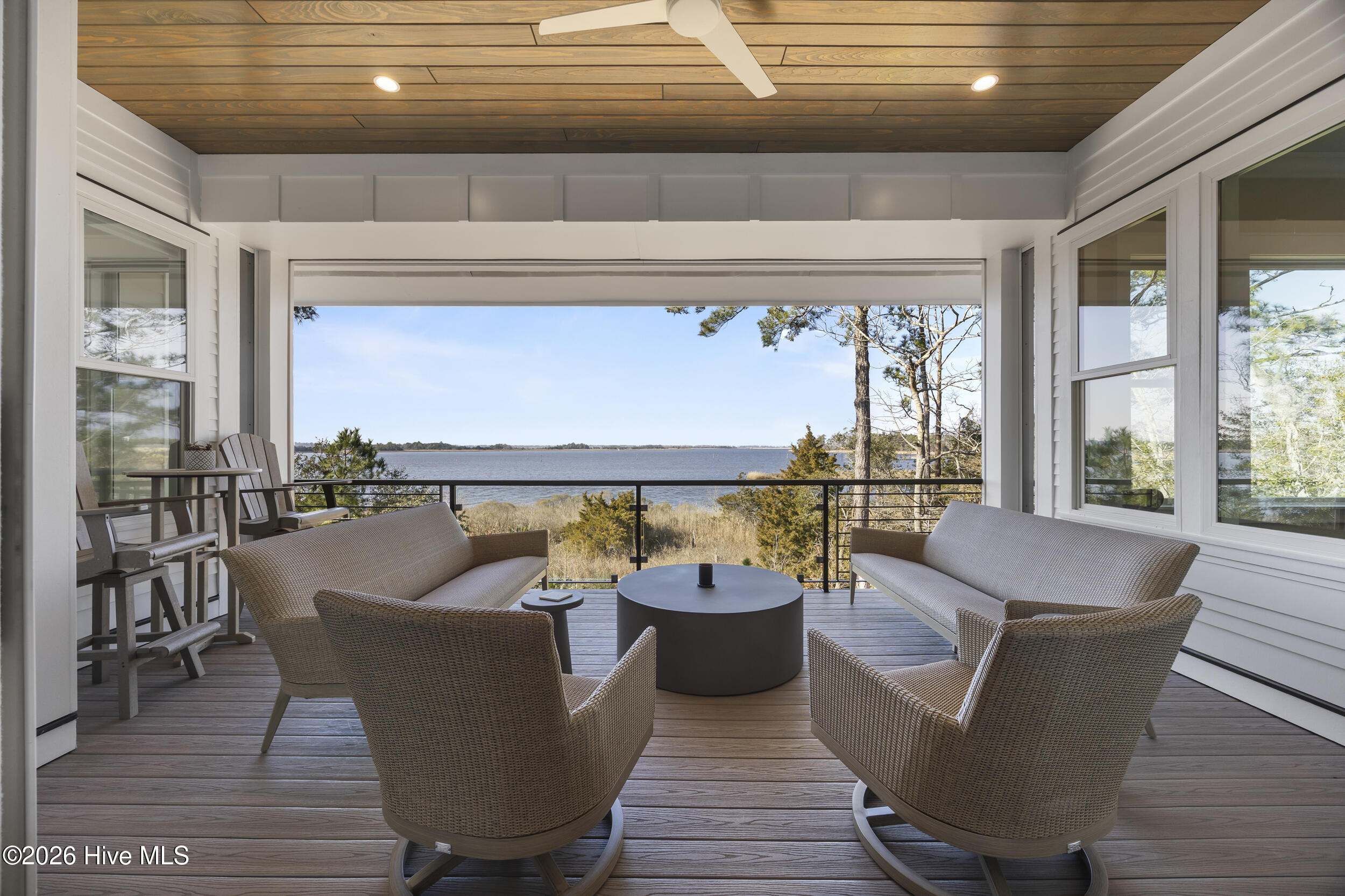 100553352 | Photo 32