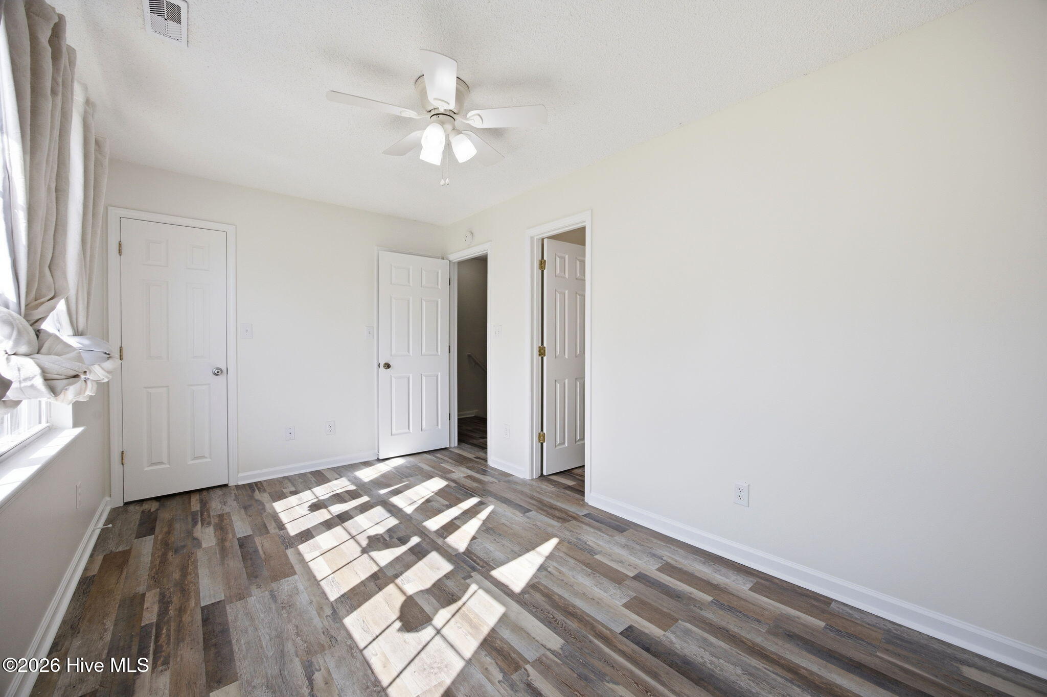 100568070 | Photo 12