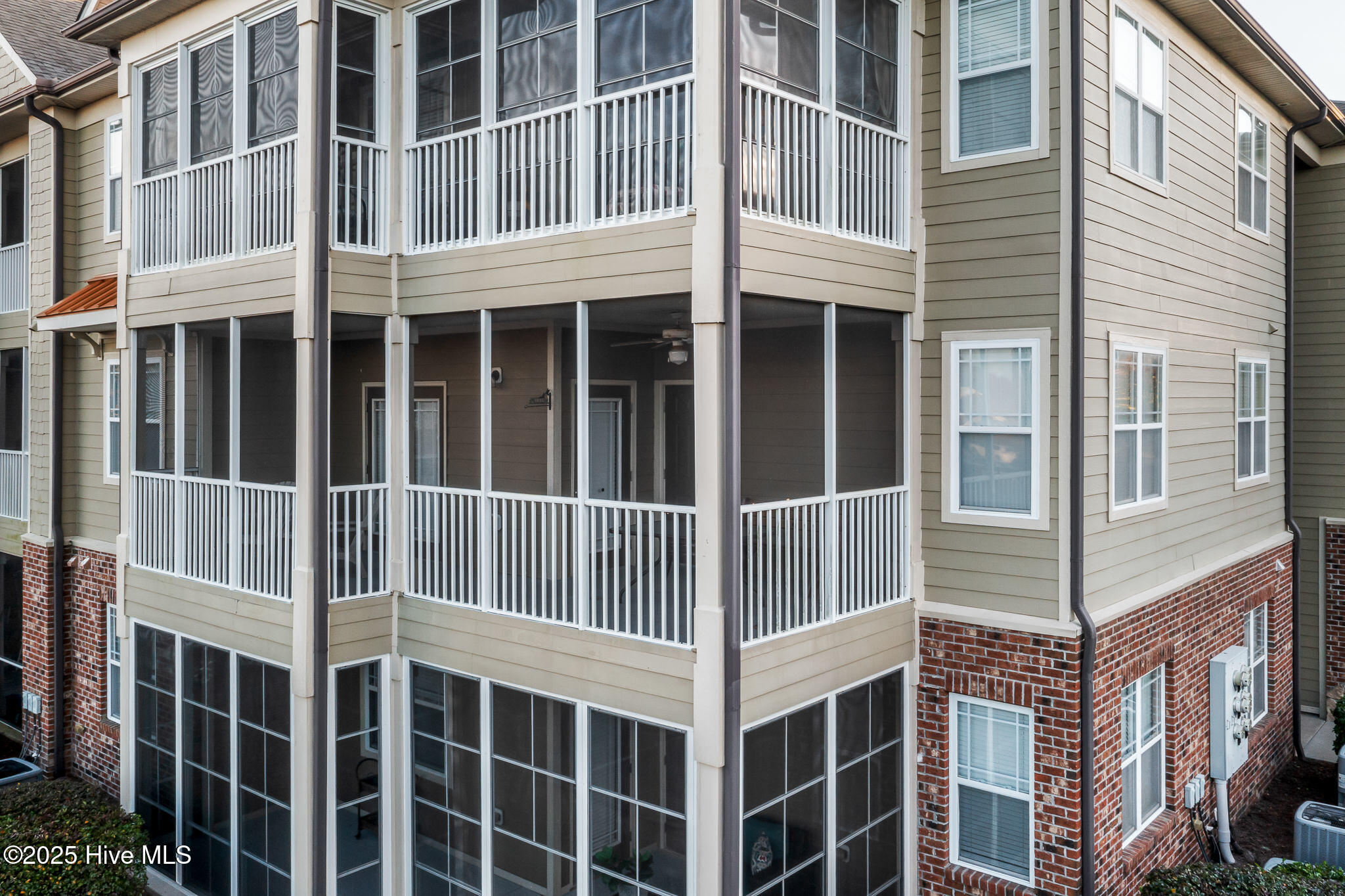 100542505 | Photo 35