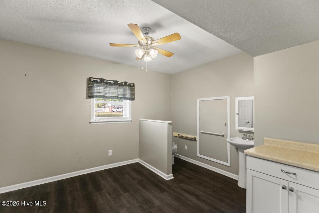 100570465 | Photo 25