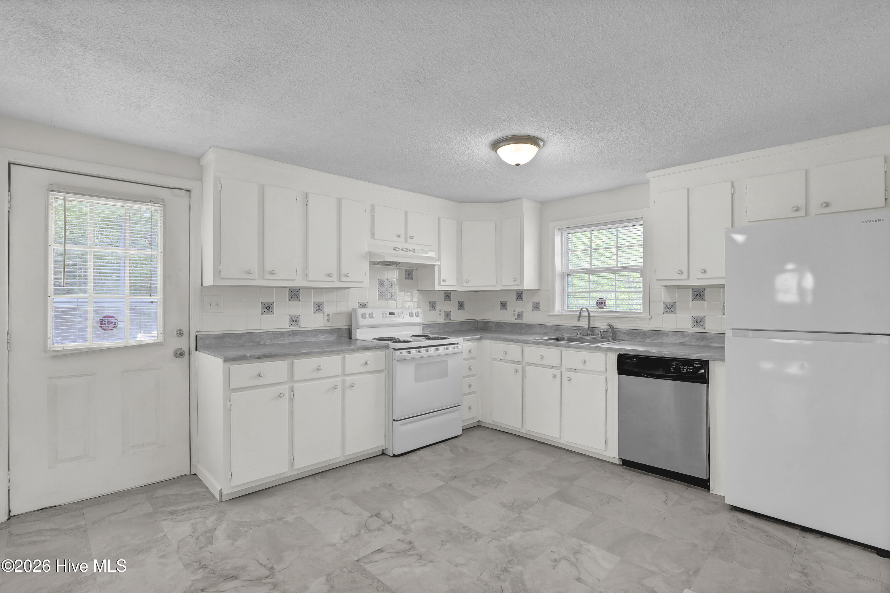 100567063 | Photo 11