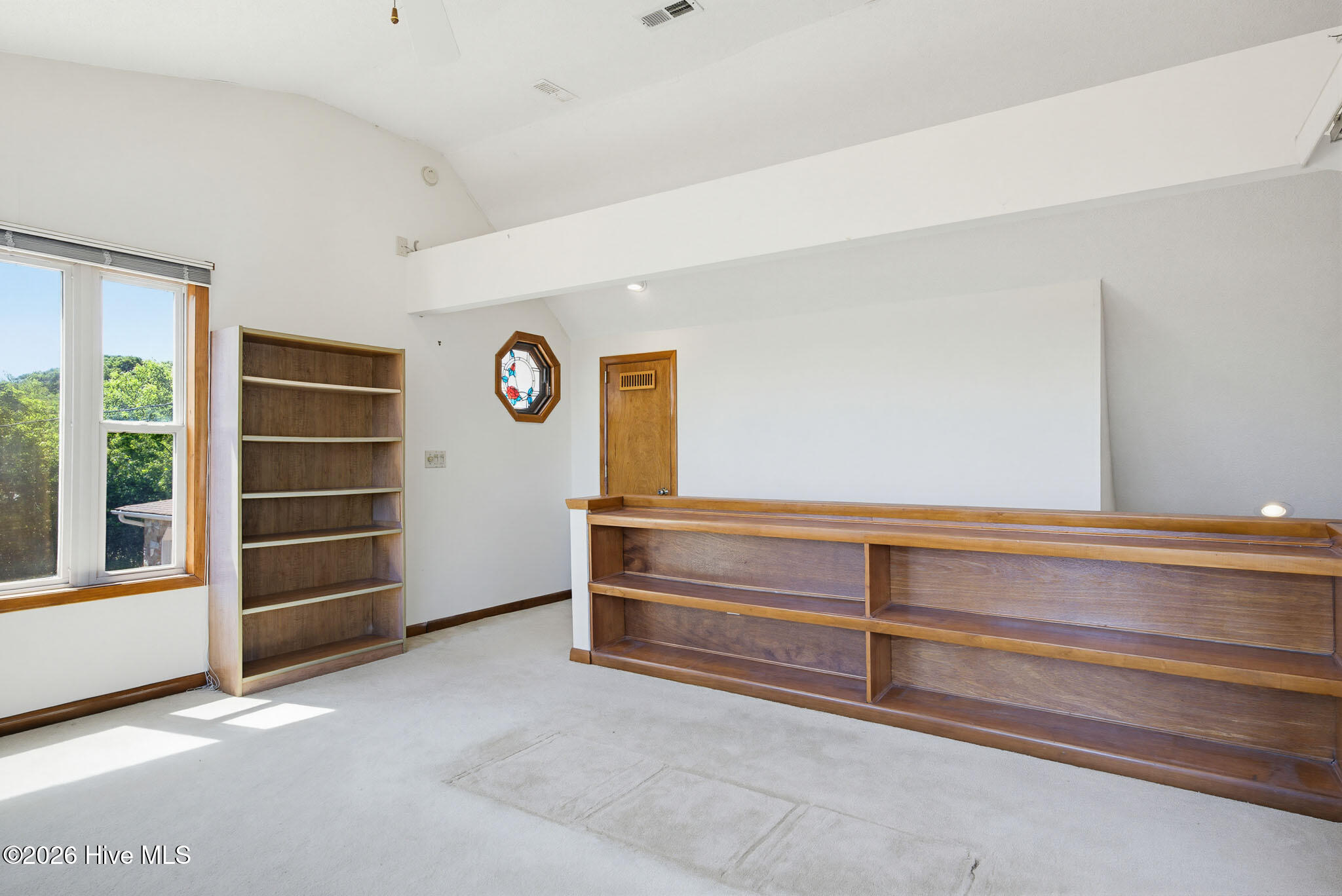 100568983 | Photo 53