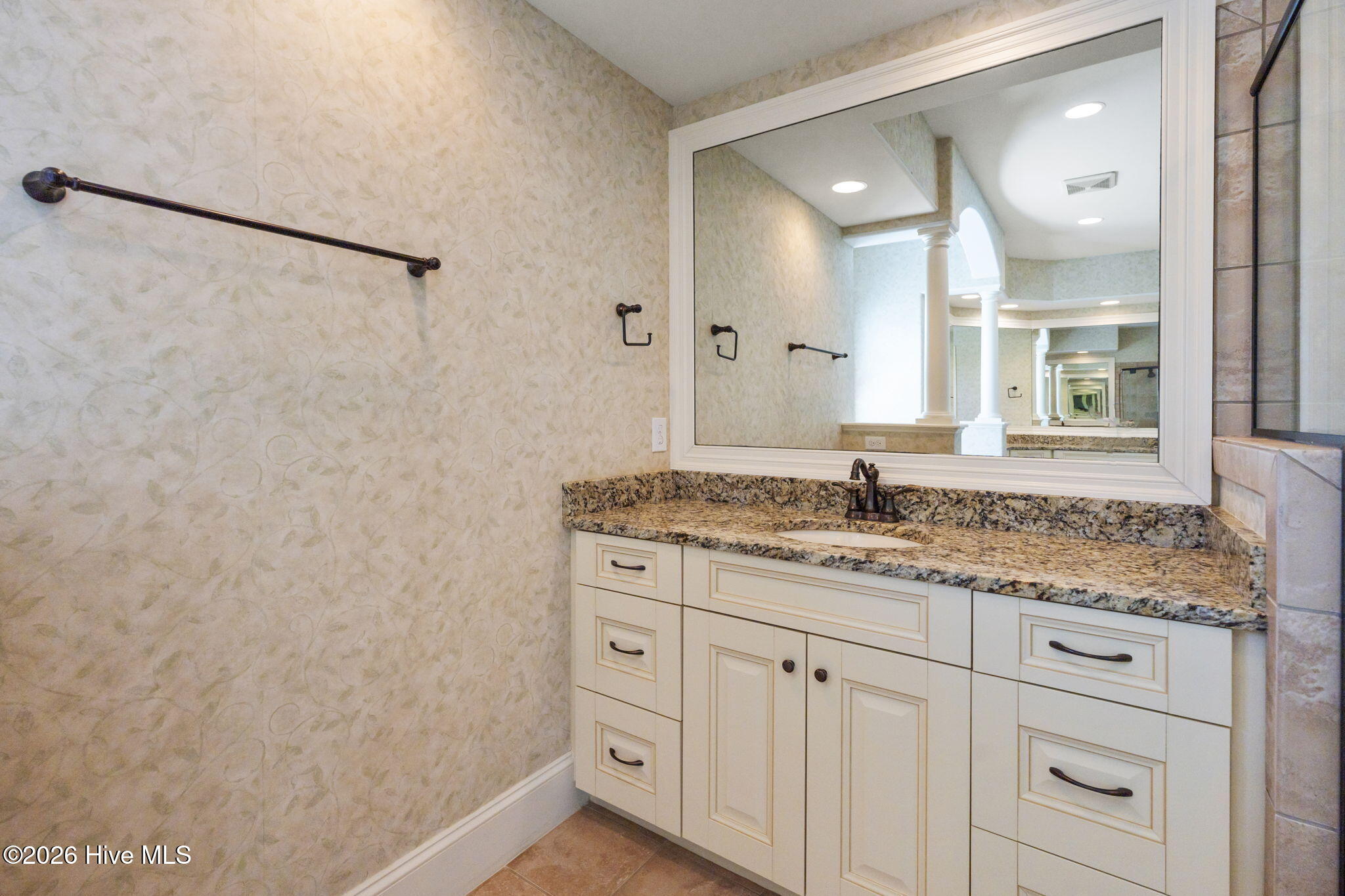 100568183 | Photo 26