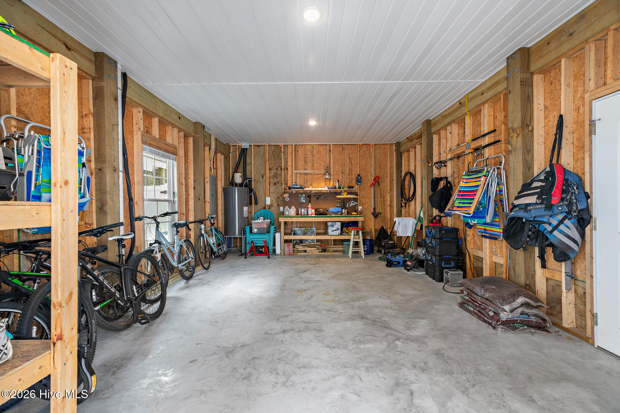 100568676 | Photo 40