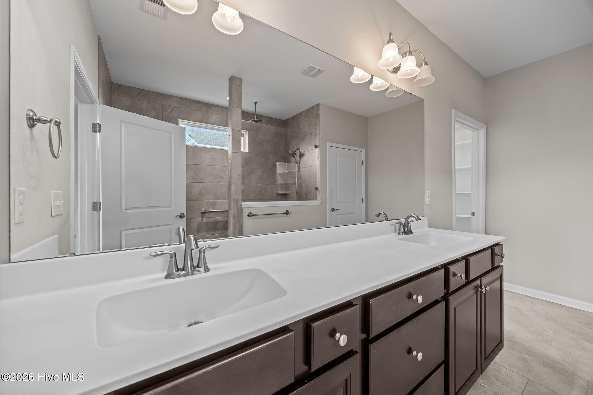 100552007 | Photo 47