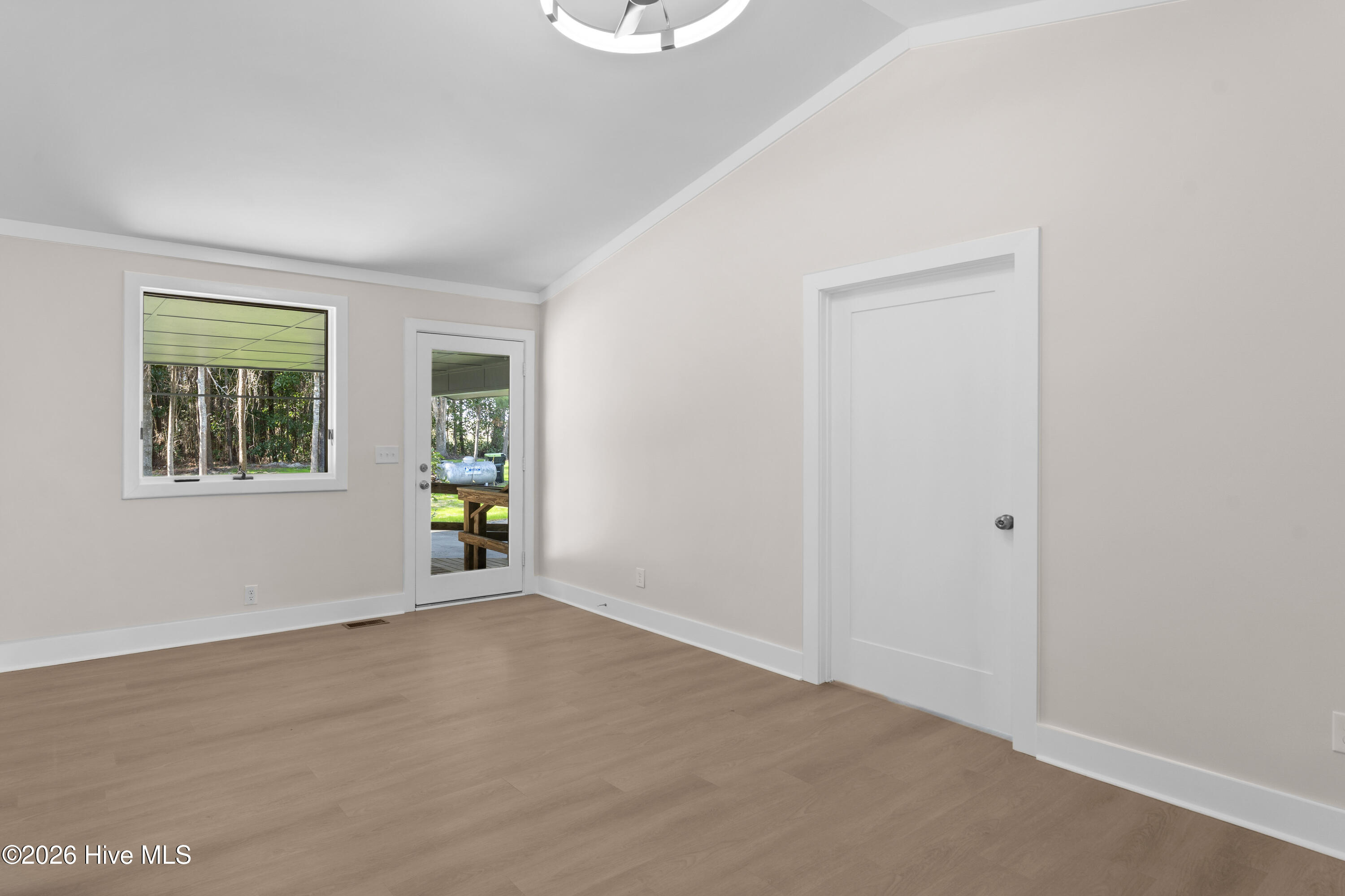 100561739 | Photo 42