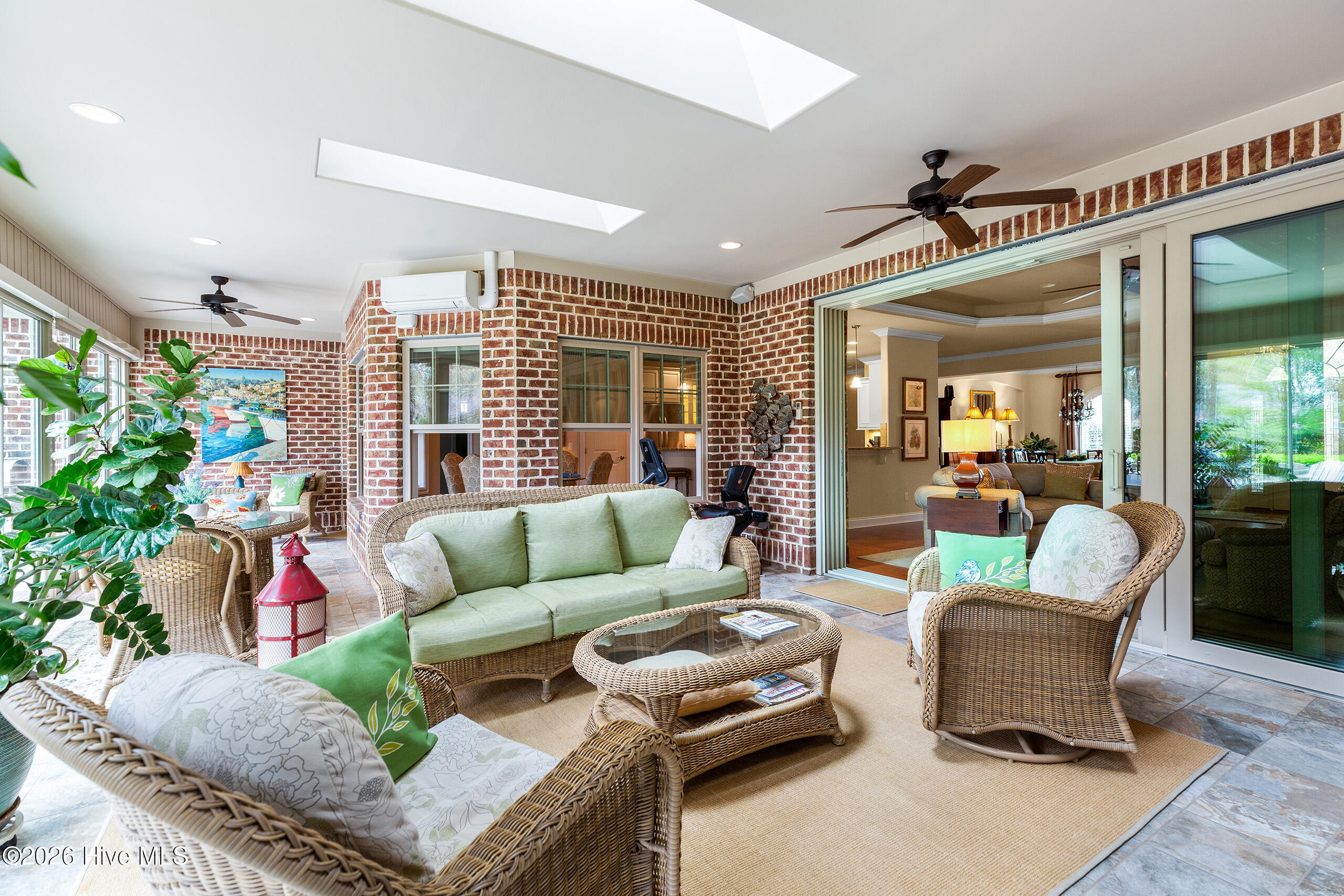 100563471 | Photo 42