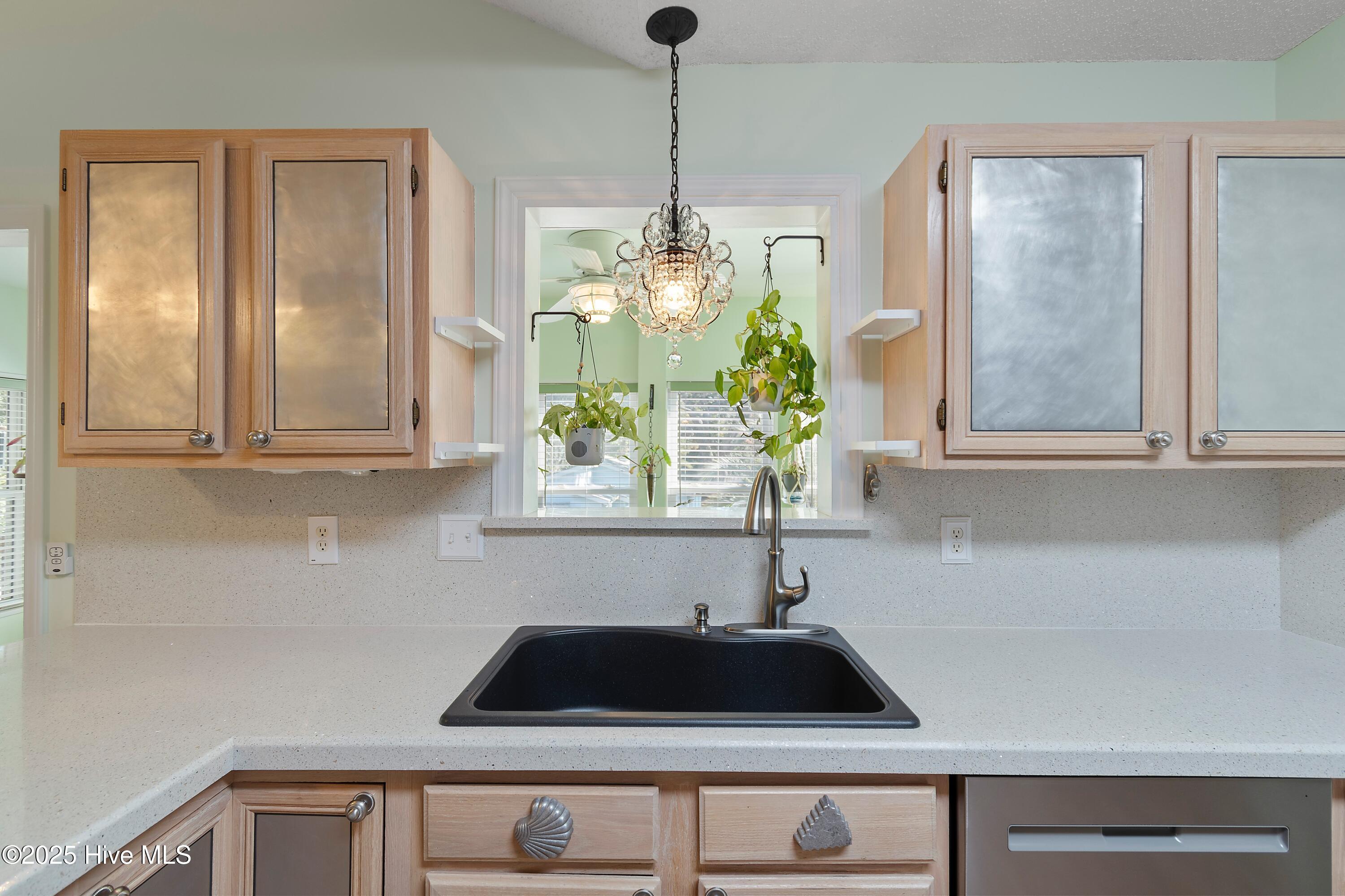 100542990 | Photo 23