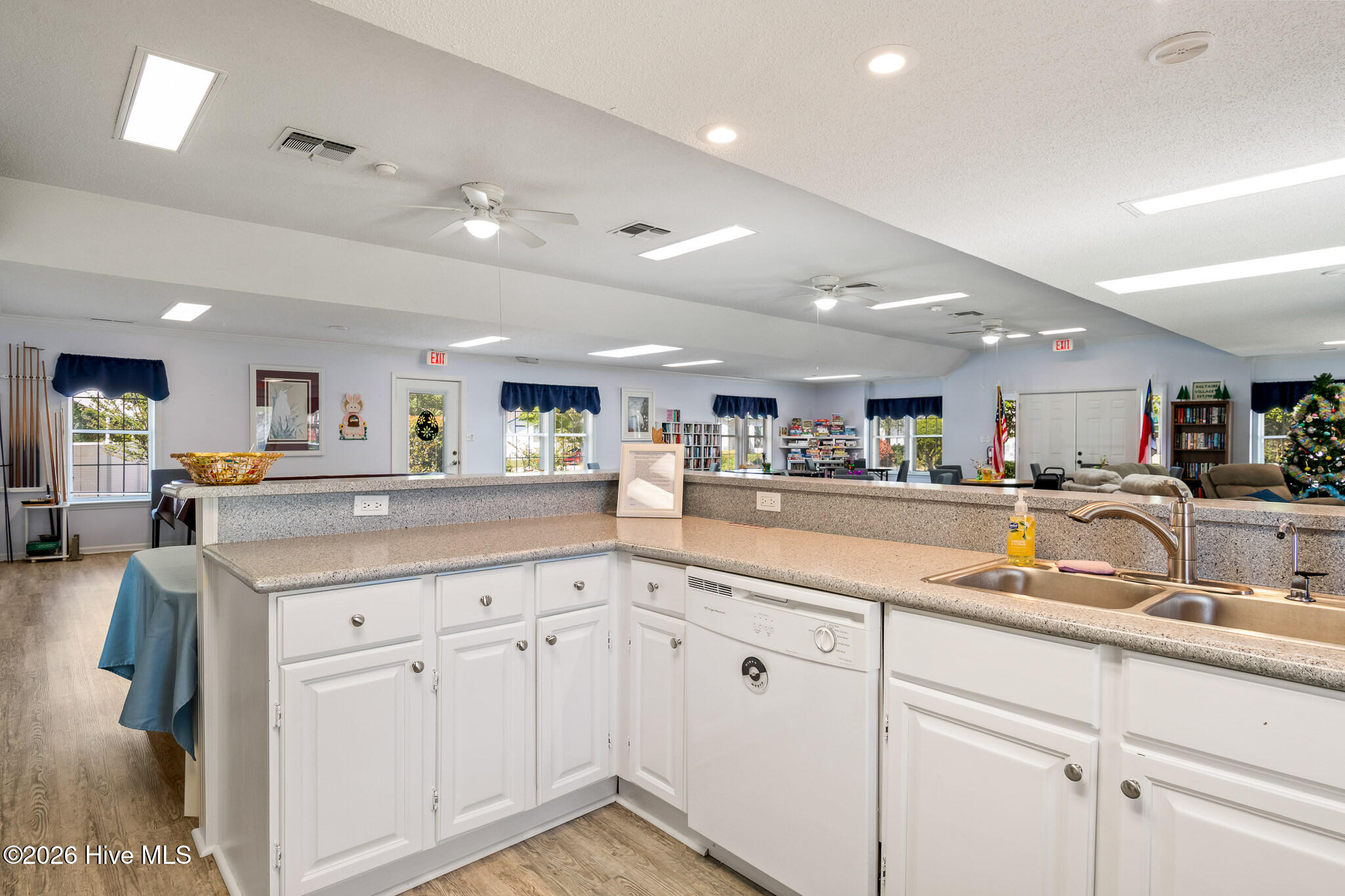 100566913 | Photo 46