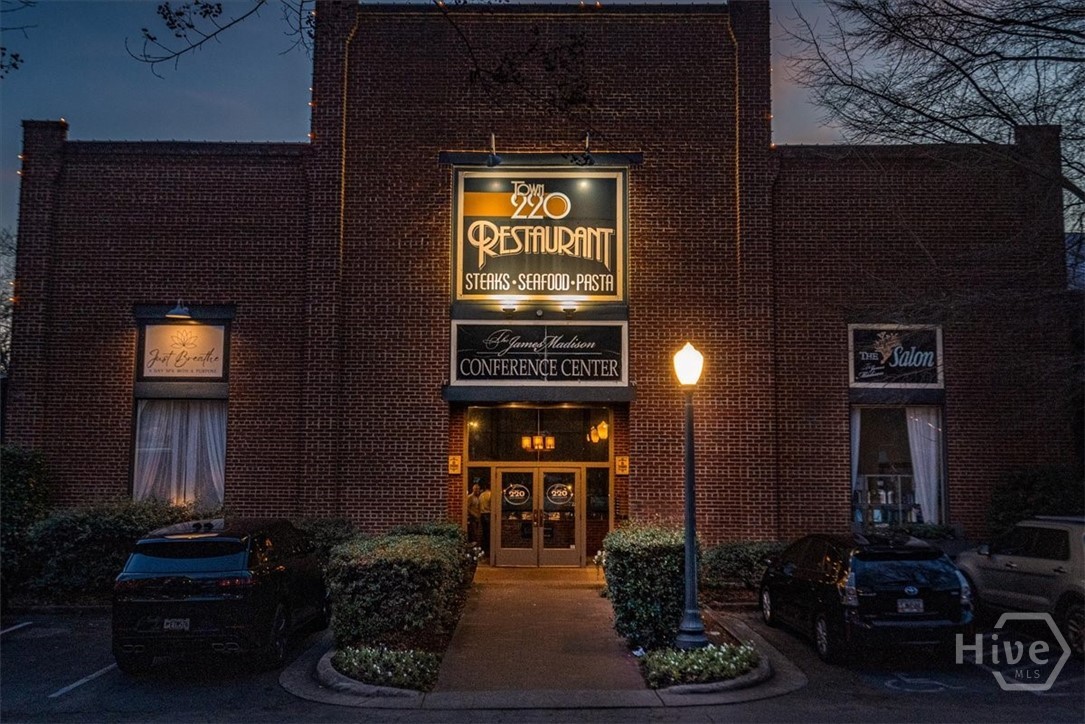 Walk to fantastic restaurants, stroll the antique markets all right out the door.