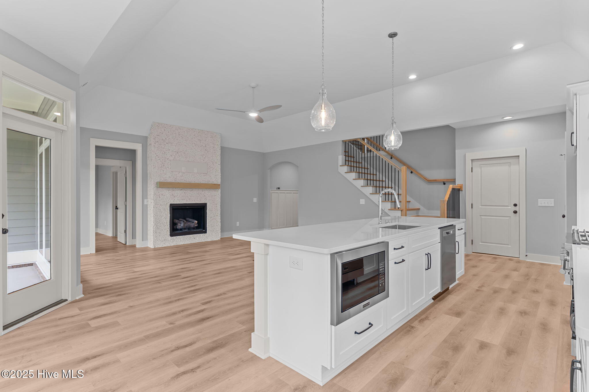 100525046 | Photo 14