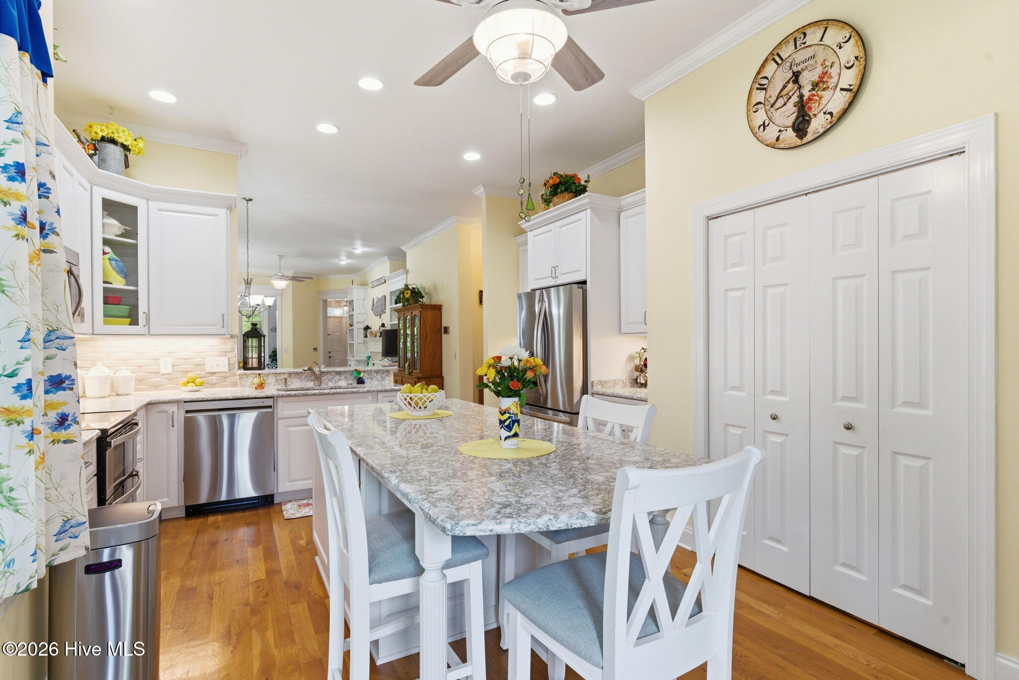 100569459 | Photo 18