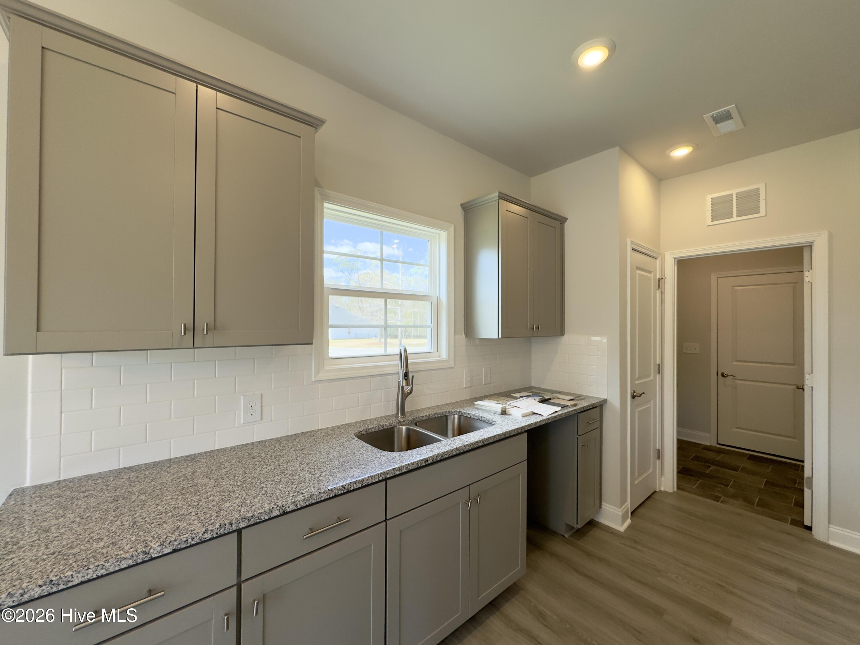 100563341 | Photo 10